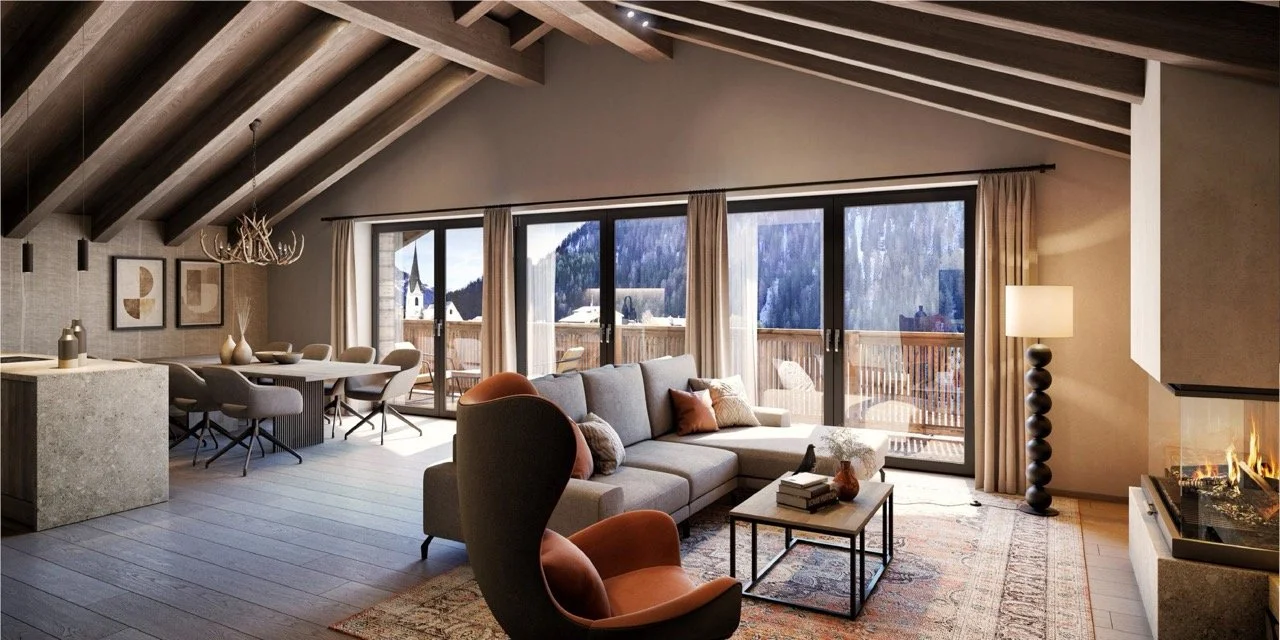 Gemütliches Wohnzimmer mit großen Fenstern, Sofagarnitur, armlehnstuhl, Kamin, Dekorationen und Blick auf Berge und Häuser im Schnee.