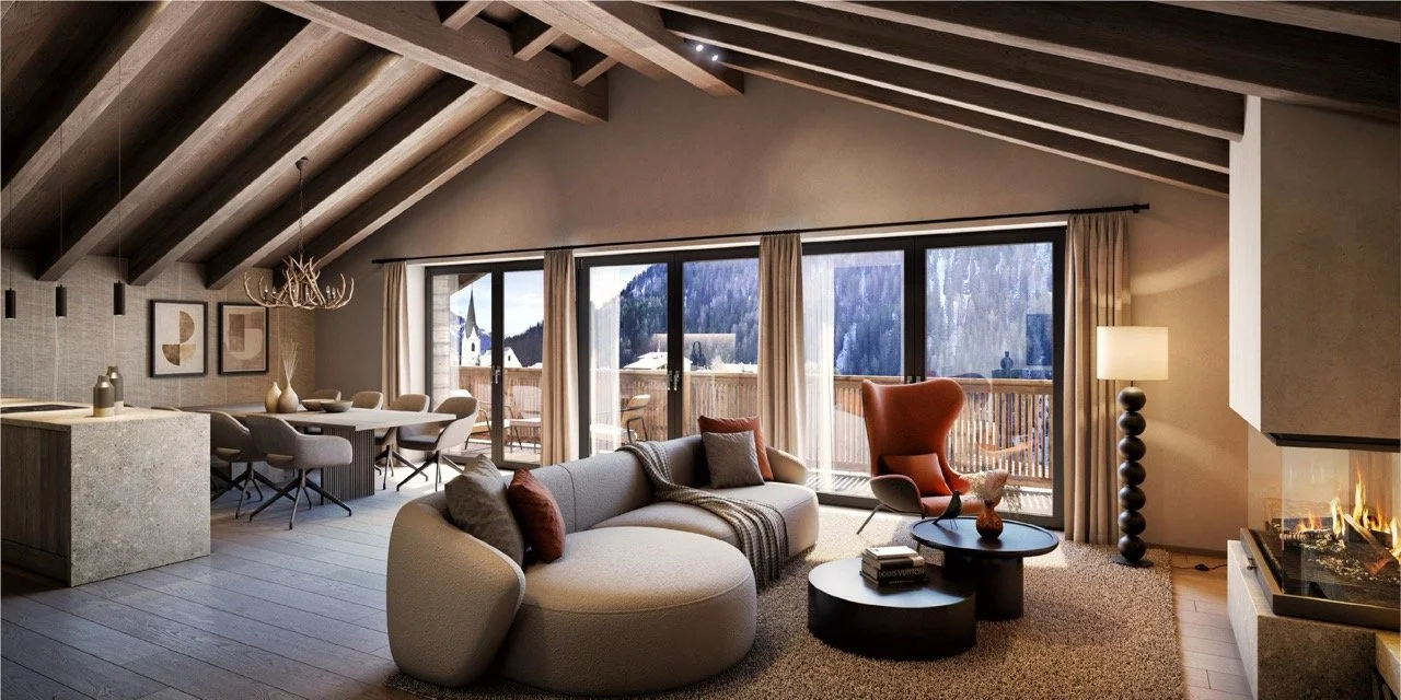 Moderner, gemütlicher Wohnzimmerbereich mit großen Fenstern, Holzdecken und Kamin, eingerichtet mit Sofa, Sessel und Couchtisch, Blick auf Berge im Hintergrund.