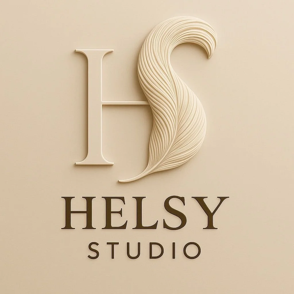 Logo mit großem Buchstaben H und stilisierter Feder, darunter HELSY STUDIO auf einer cremefarbenen Wand – minimalistisch, elegant und ruhig.