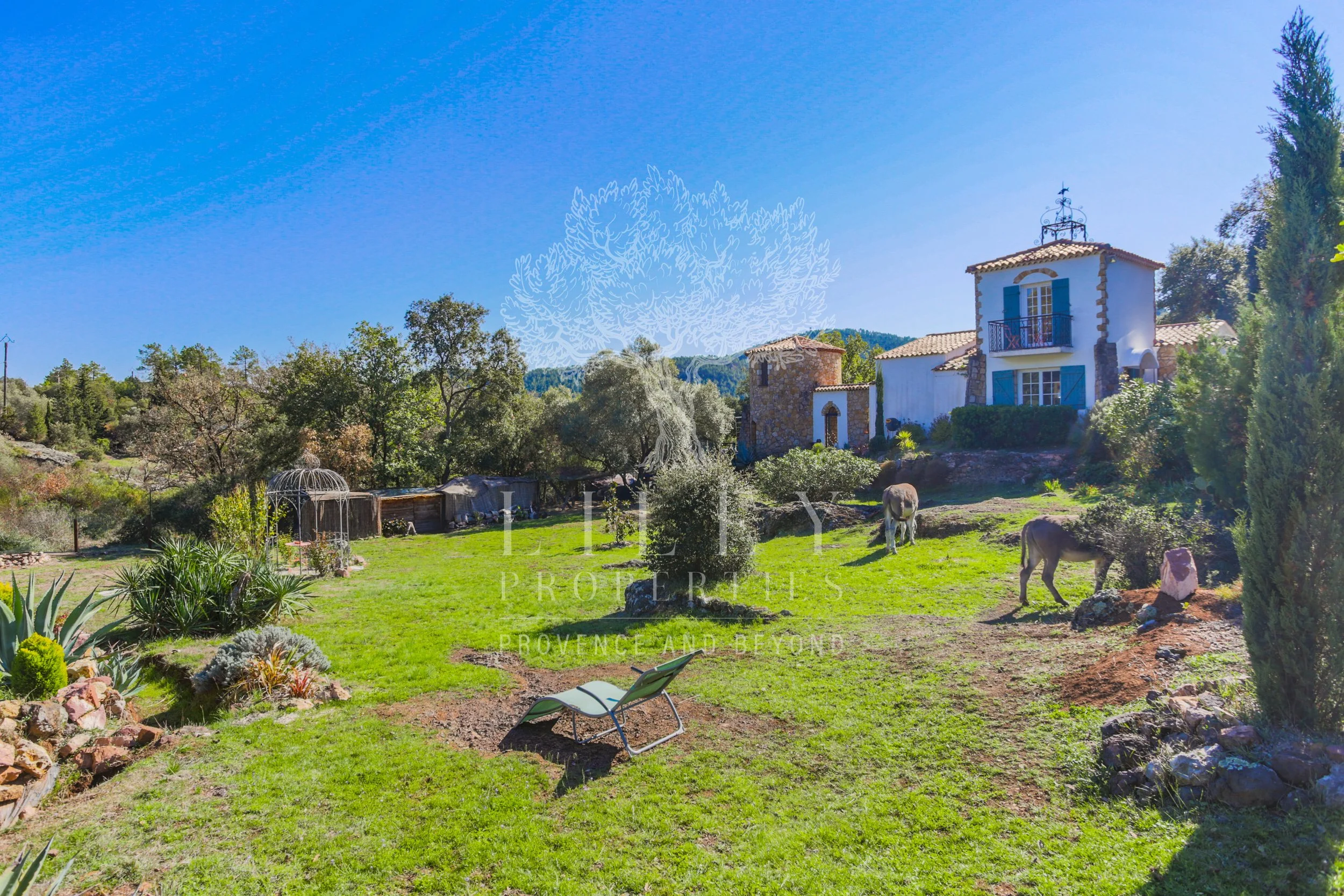 propriété atypique à Bagnols en Forêt