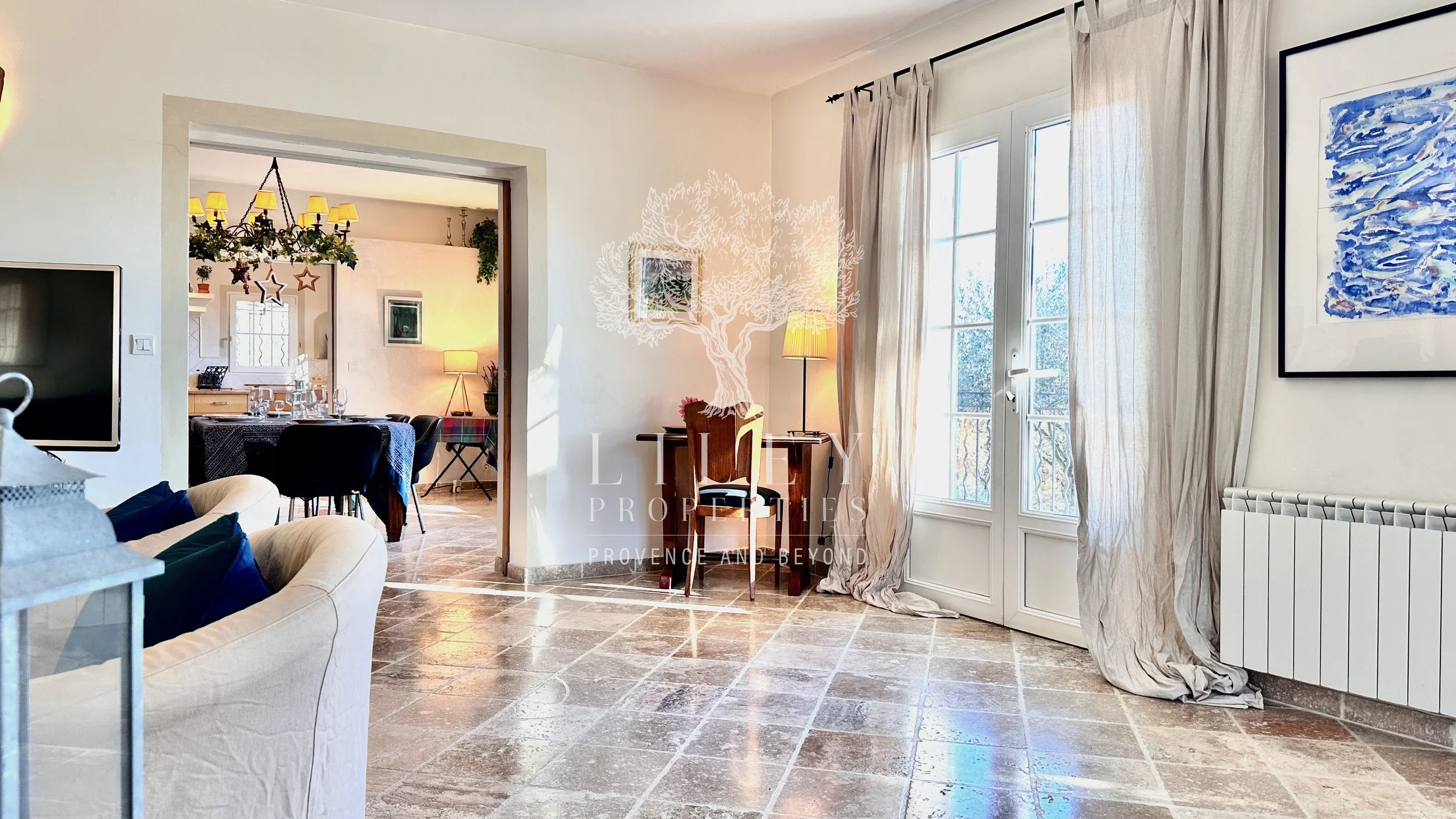 Vers la salle à manger ...