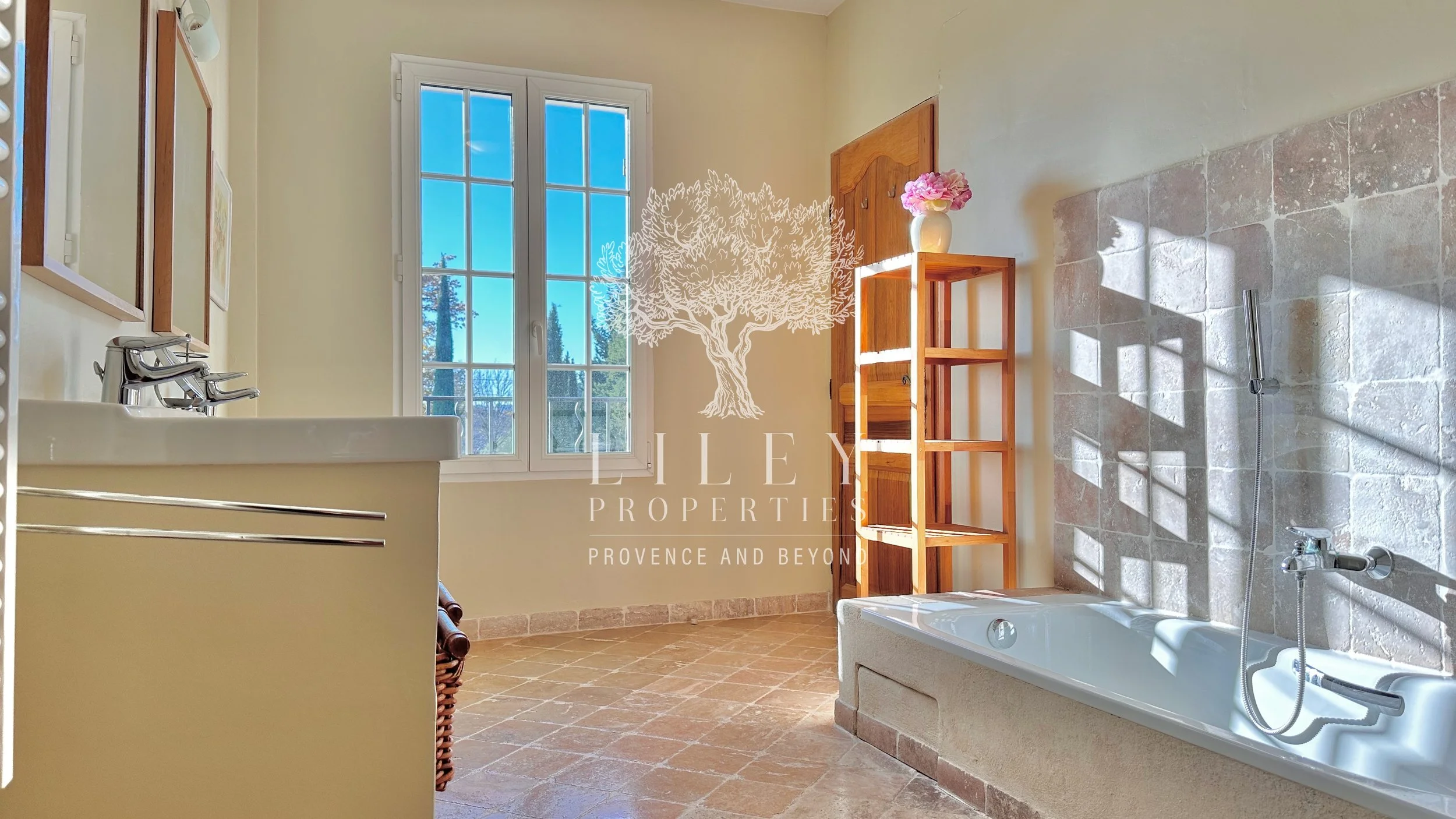 Salle de bain et douche ces chambres 3 & 4