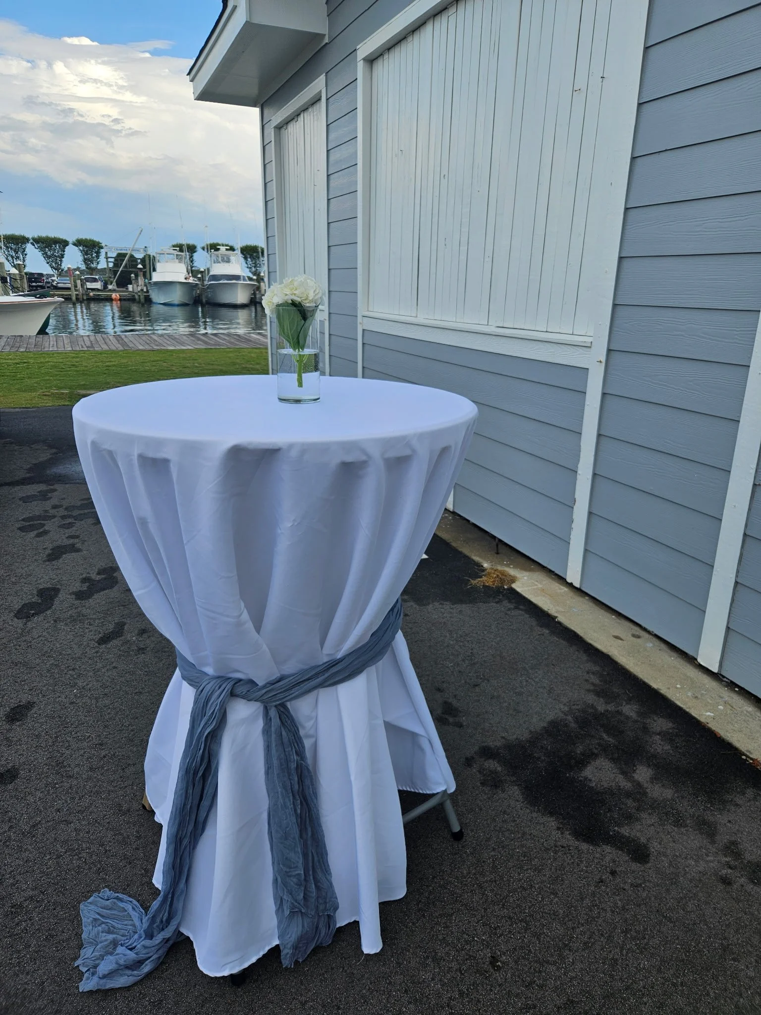 32" Cocktail Table