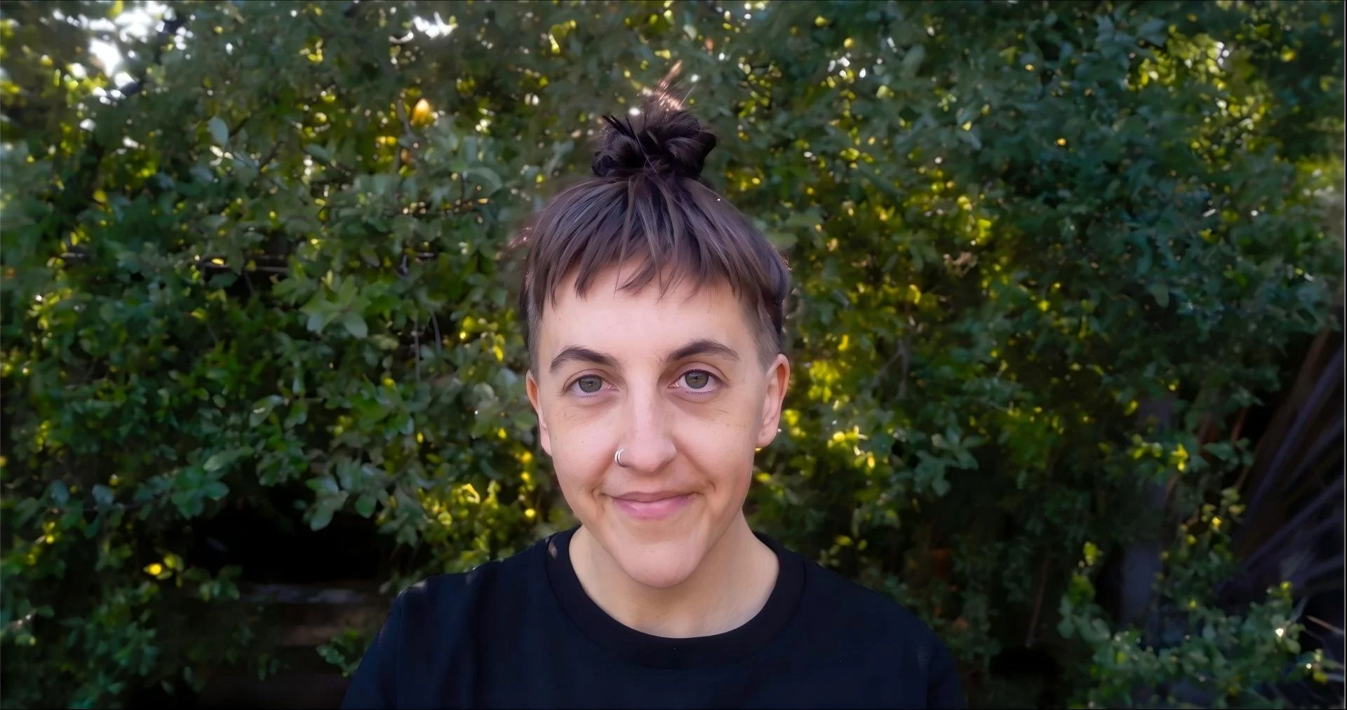 An image of Zan Maeder, perinatal counsellor and doula smiling in front of a leafy background.