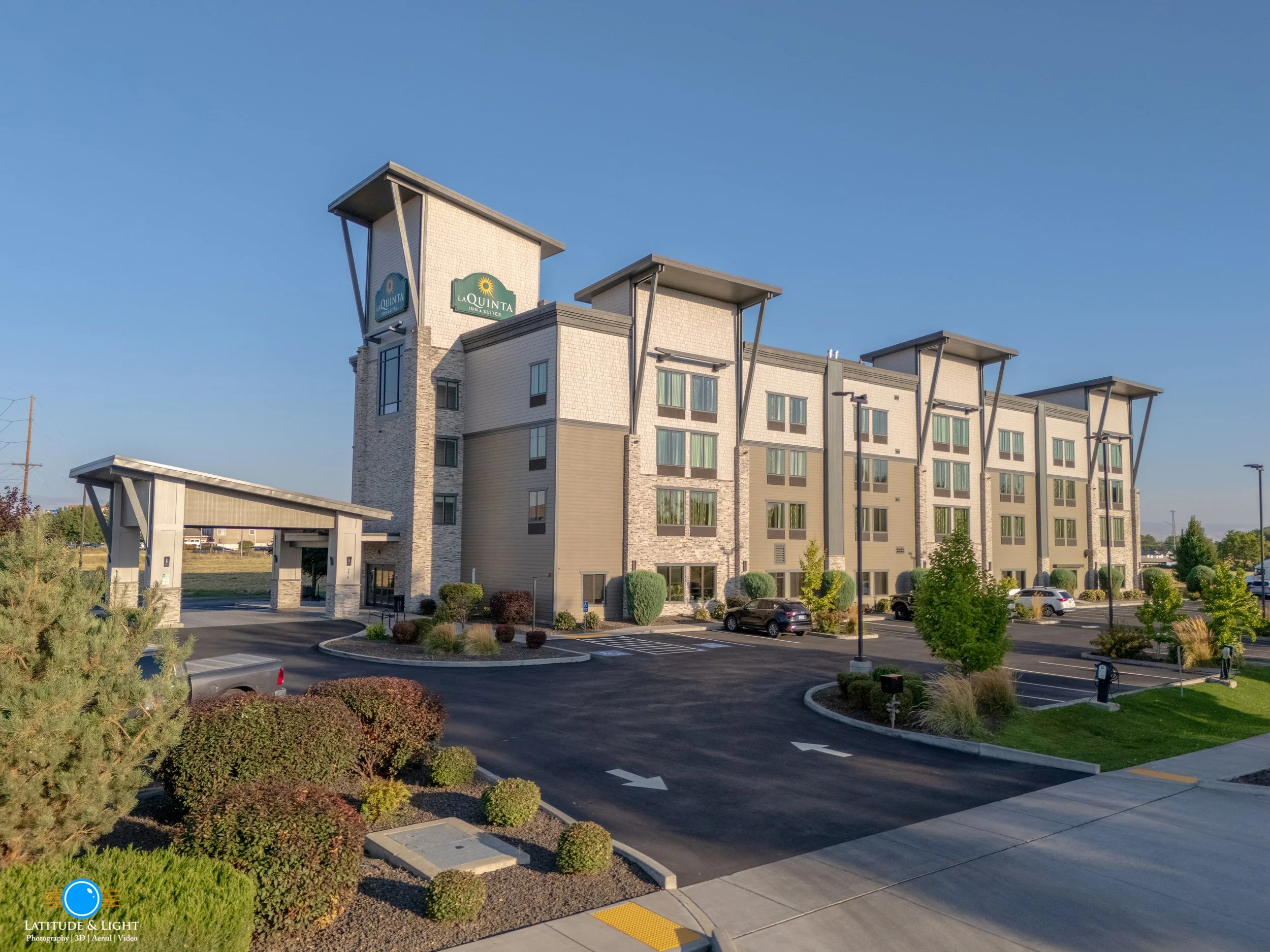 Exterior view of the LaQuinta Inn by Wyndham in Walla Walla, Washington with landscaping and parking lot.