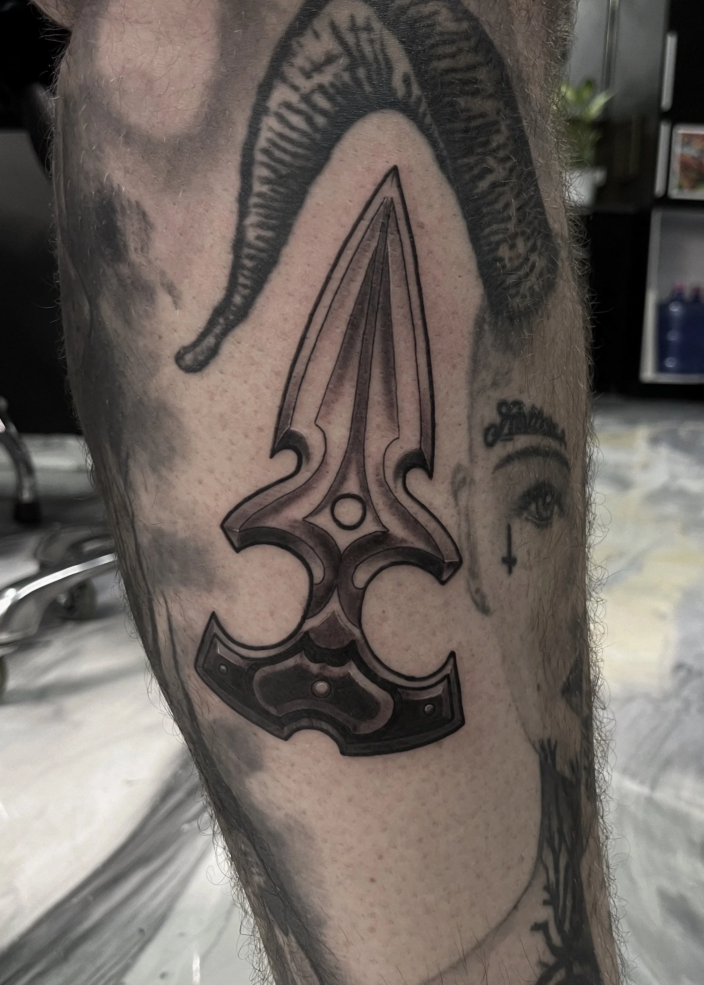 brisbane-tattoo-artist-neotrad-illustrative-blackandgrey-punching-dagger-knife.jpg
