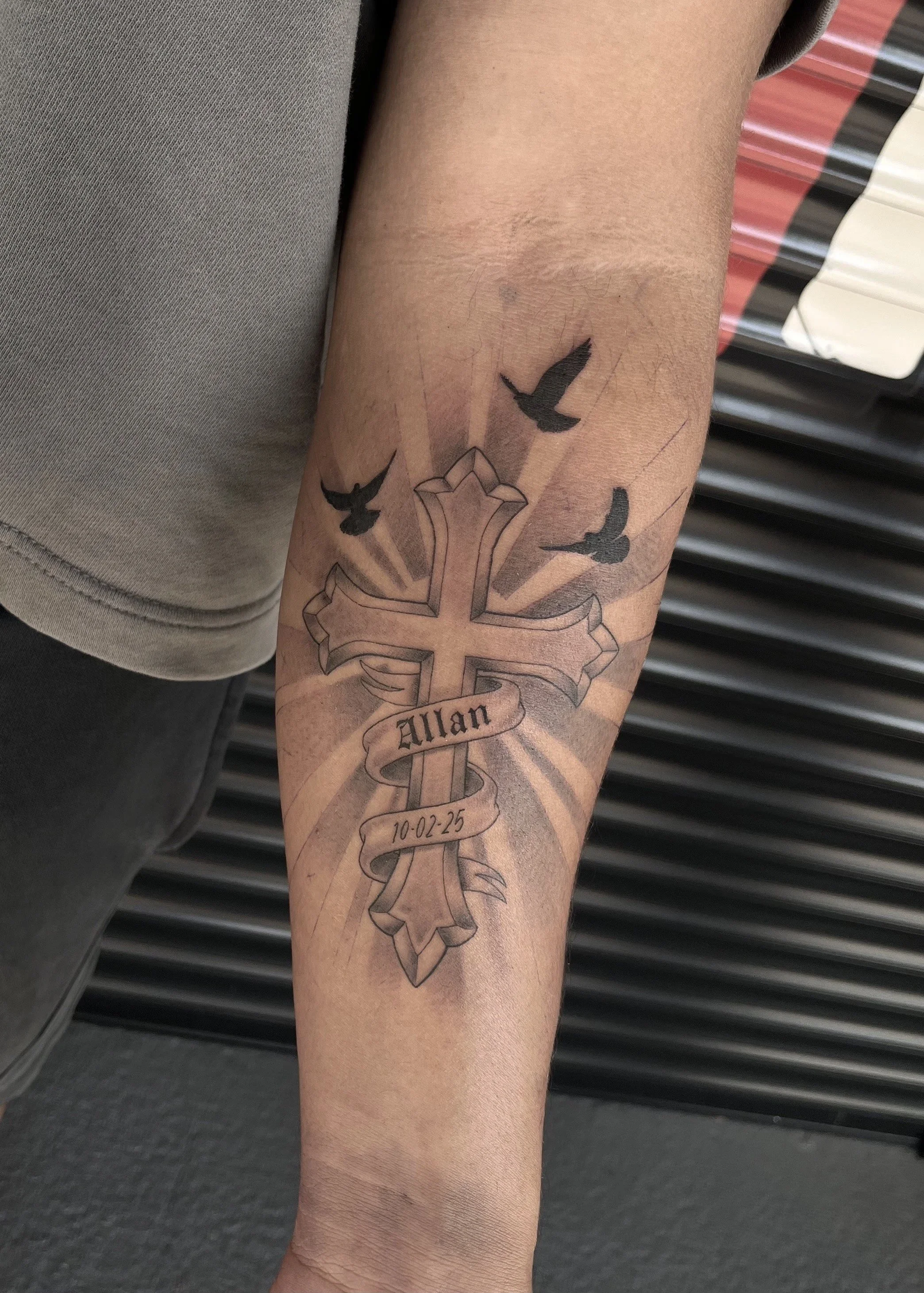 brisbane-tattoo-artist-memorial-crossandbanner-fineline-blackandgrey-sillhouette-birds.jpg