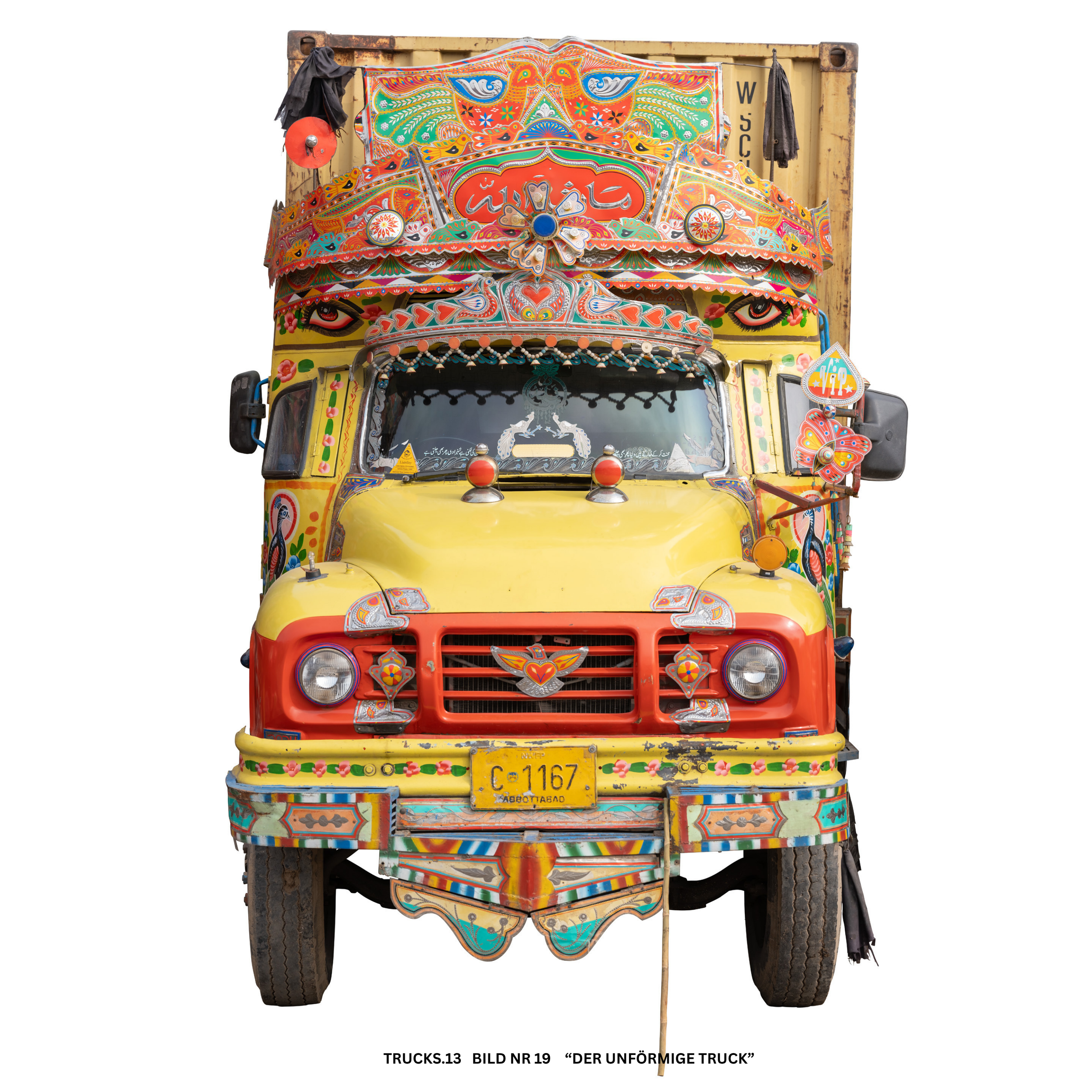 Ein bunt bemalter LKW mit traditionellen, farbenfrohen und detaillierten Mustern und Designs. Der obere Bereich des LKWs ist mit einem großen, kunstvoll gestalteten dekorativen Element verziert, das Augen und andere ornamentale Muster zeigt.