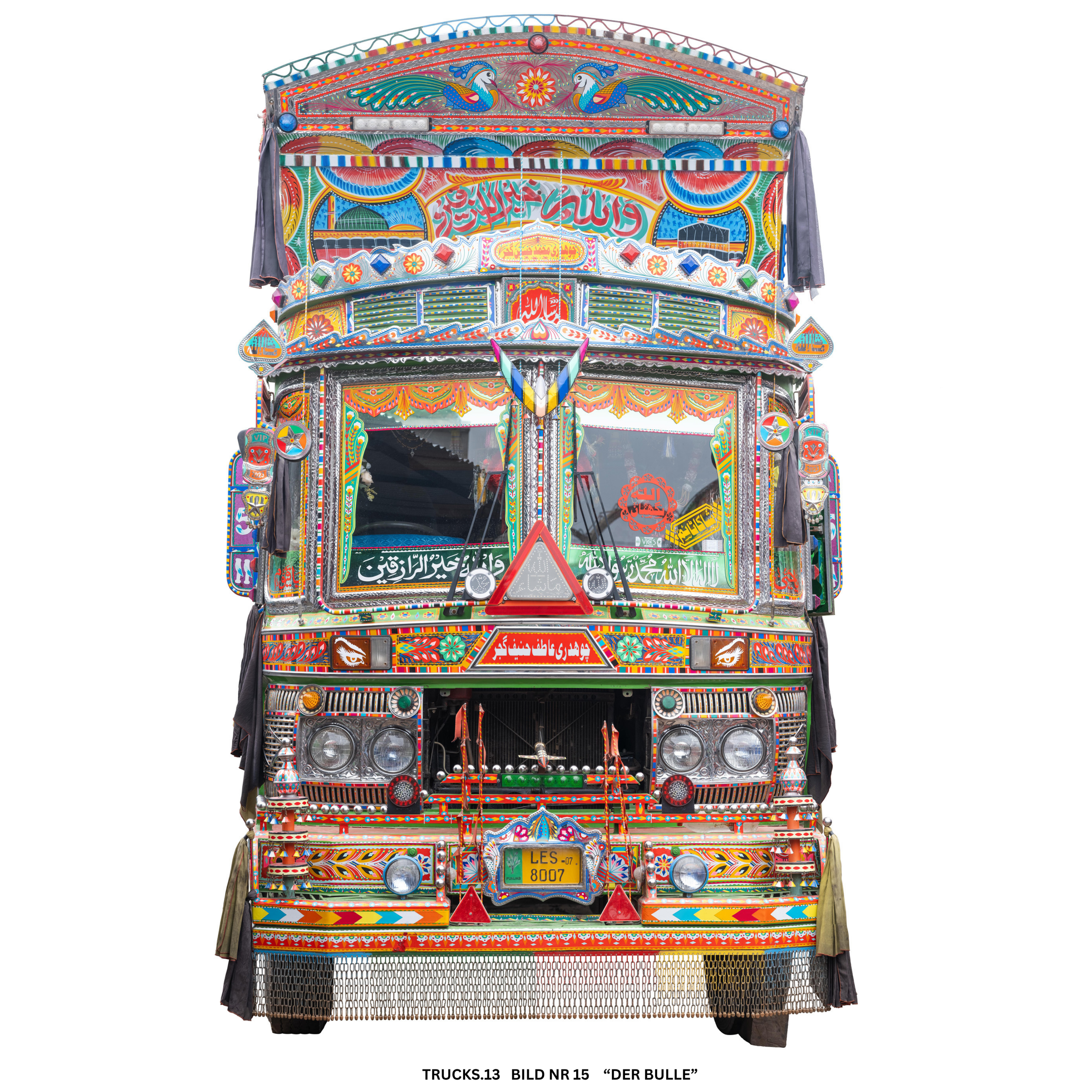 Ein bunt verziertes, traditionell dekoriertes Lastwagen, bekannt als Bulle, mit arabischer Schrift, Mustern, Pflanzenmotiven, Symbolen und mehreren Farbakzenten.