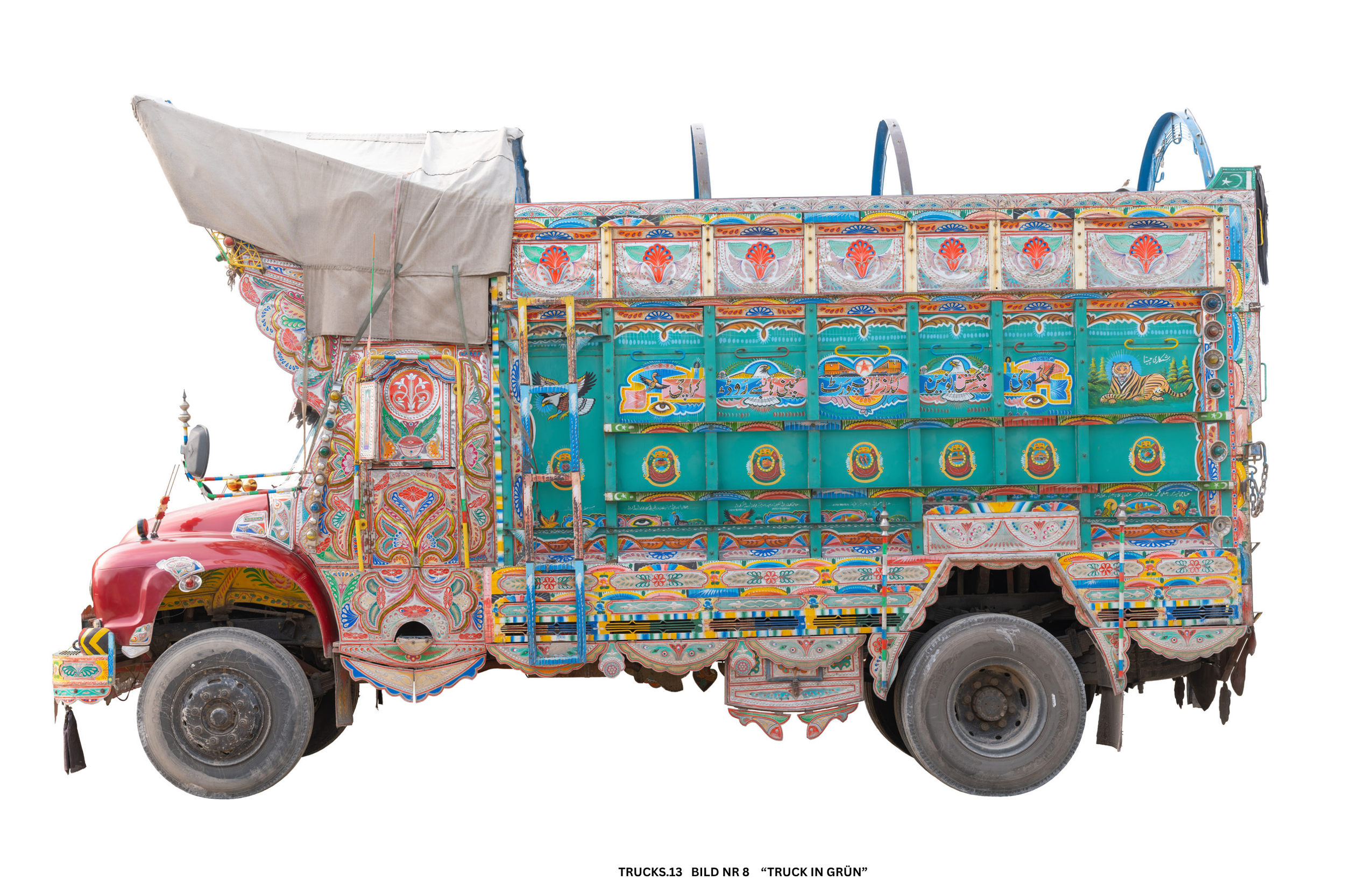 Ein bunt dekorierter Lastwagen mit traditionellen Mustern und Designs, hauptsächlich in Blau, Rot und Grün, auf einem weißen Hintergrund.