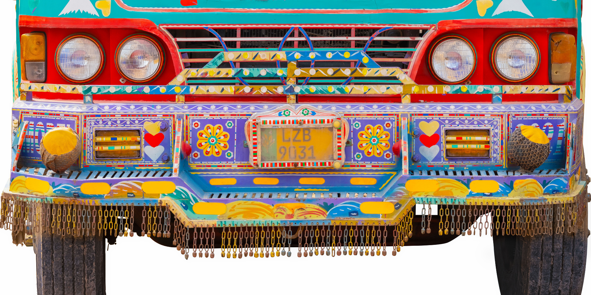 Vorderansicht eines bunten, bemalten Lastwagens mit verzierten Scheinwerfern, Zierleisten und dekorativen Elementen, auf einem weißen Hintergrund.