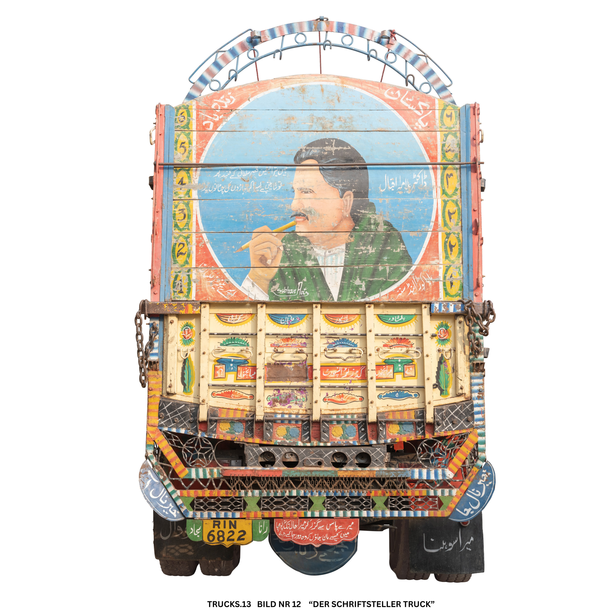 Ein bunt bemalter Schreibtischtruck mit traditionellen Mustern und arabischen Schriftzeichen, der auf einer weißen Oberfläche steht.