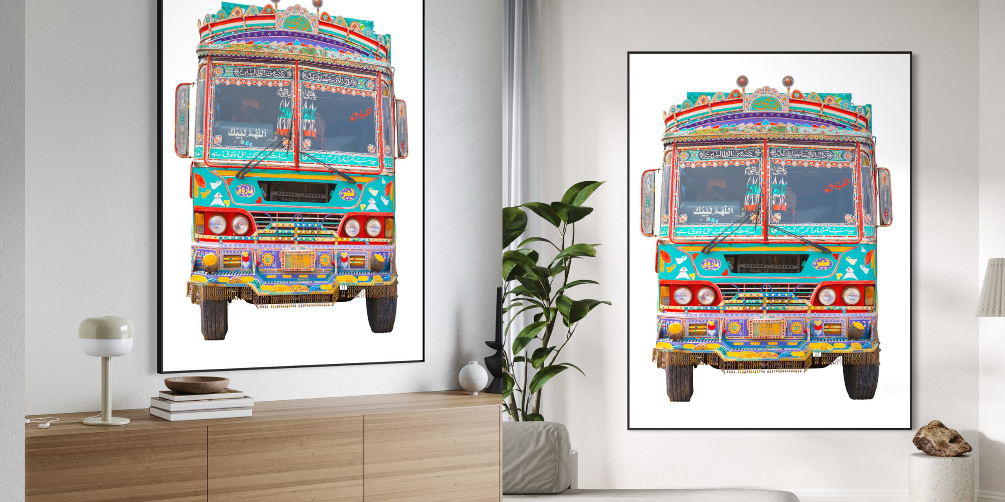 Zwei Wandbilder von einem bunten, dekorierten Tuk Tuk in einer modernen Wohnzimmerwand, mit einer Pflanze und Deko-Elementen im Raum.