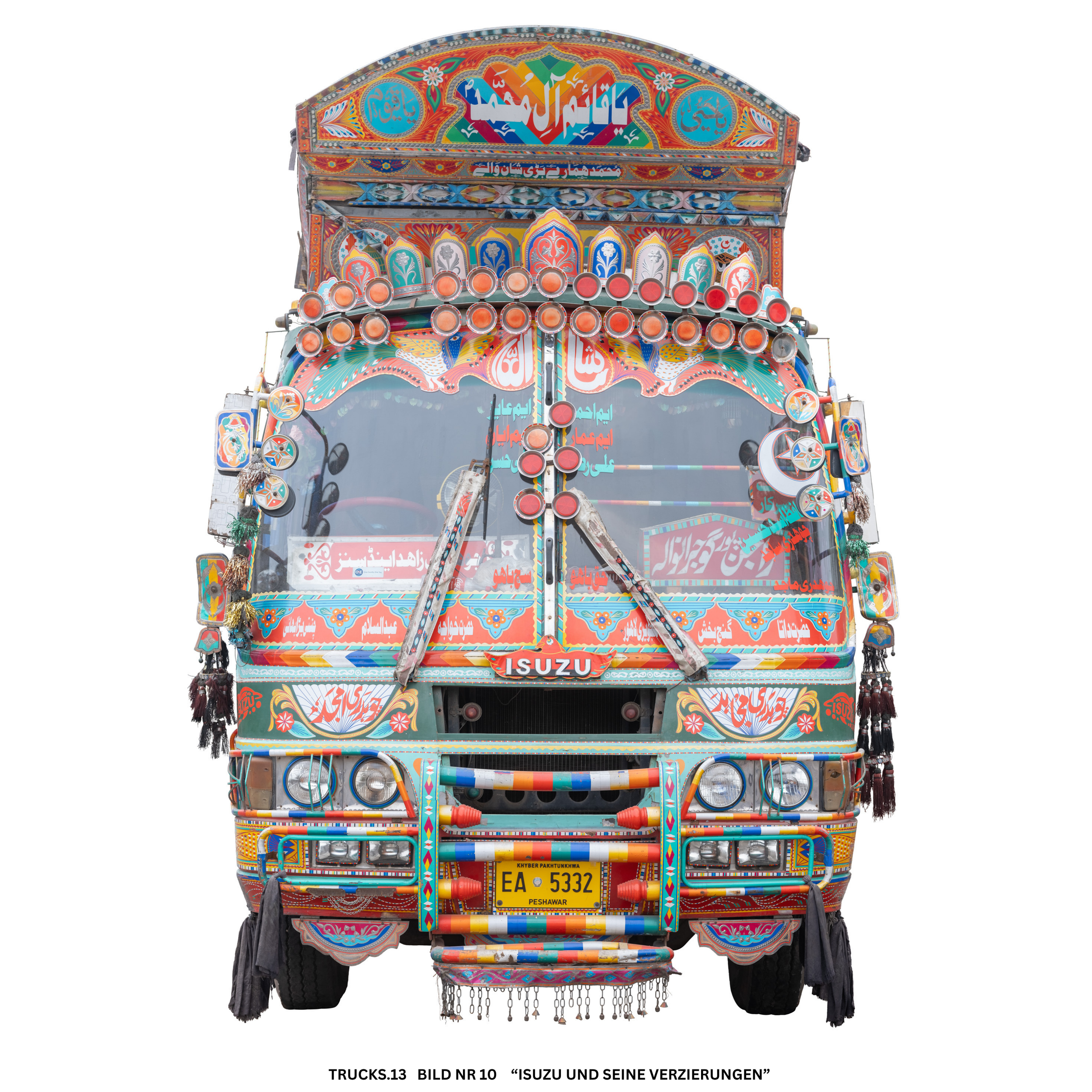Detailaufnahme eines bunt verzierten TukTuk-Fahrzeugs mit zahlreichen farbigen Mustern, arabischen Schriftzeichen und dem Schriftzug "ISUZU" an der Vorderseite. Das Fahrzeug ist opulent dekoriert mit Mustern, Lichtern, Quasten und Bändern. Es trägt ein erkennbares Kfz-Kennzeichen aus Peshawar, Pakistan.