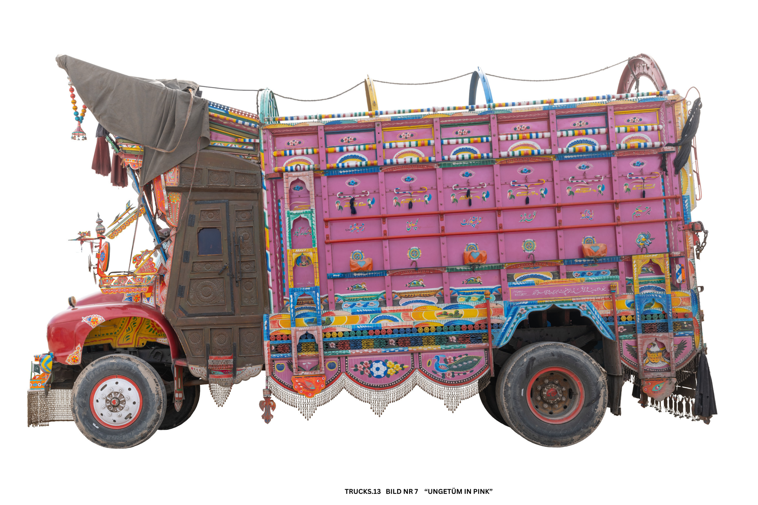Ein bunter, detailreicher Lastwagen mit pinker Lackierung und traditionellen Mustern, verziert mit bunten Dekorationen und Texten in einer Sprache, vermutlich Urdu.