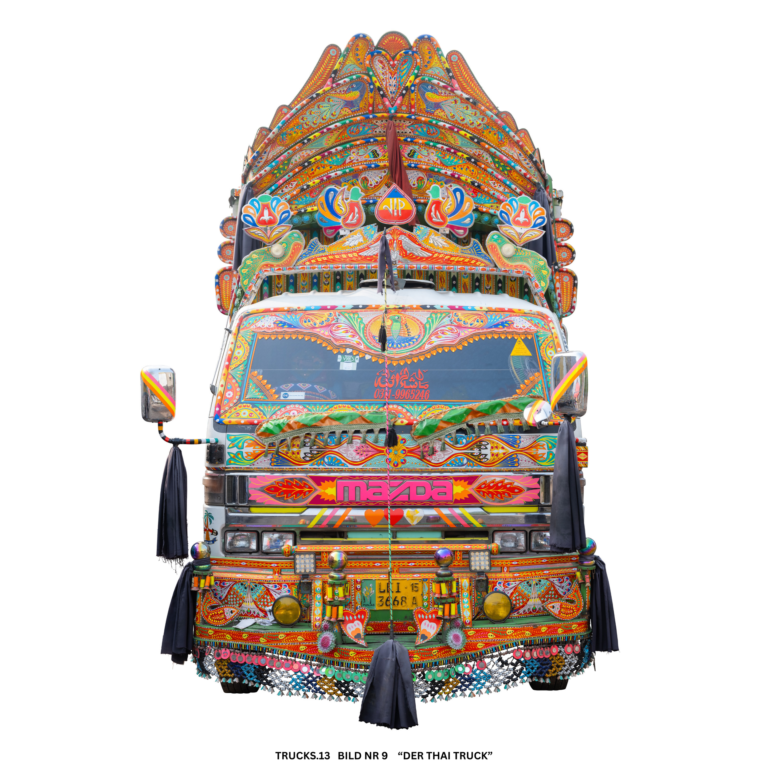 Ein bunt dekorierter Lastwagen mit handgemalten, farbenfrohen Mustern und Mustern im Thai-Stil. Es ist mit vielen kleine Details und Leuchtdioden verziert, die typisch für einen sogenannten "Thai-Truck" sind.
