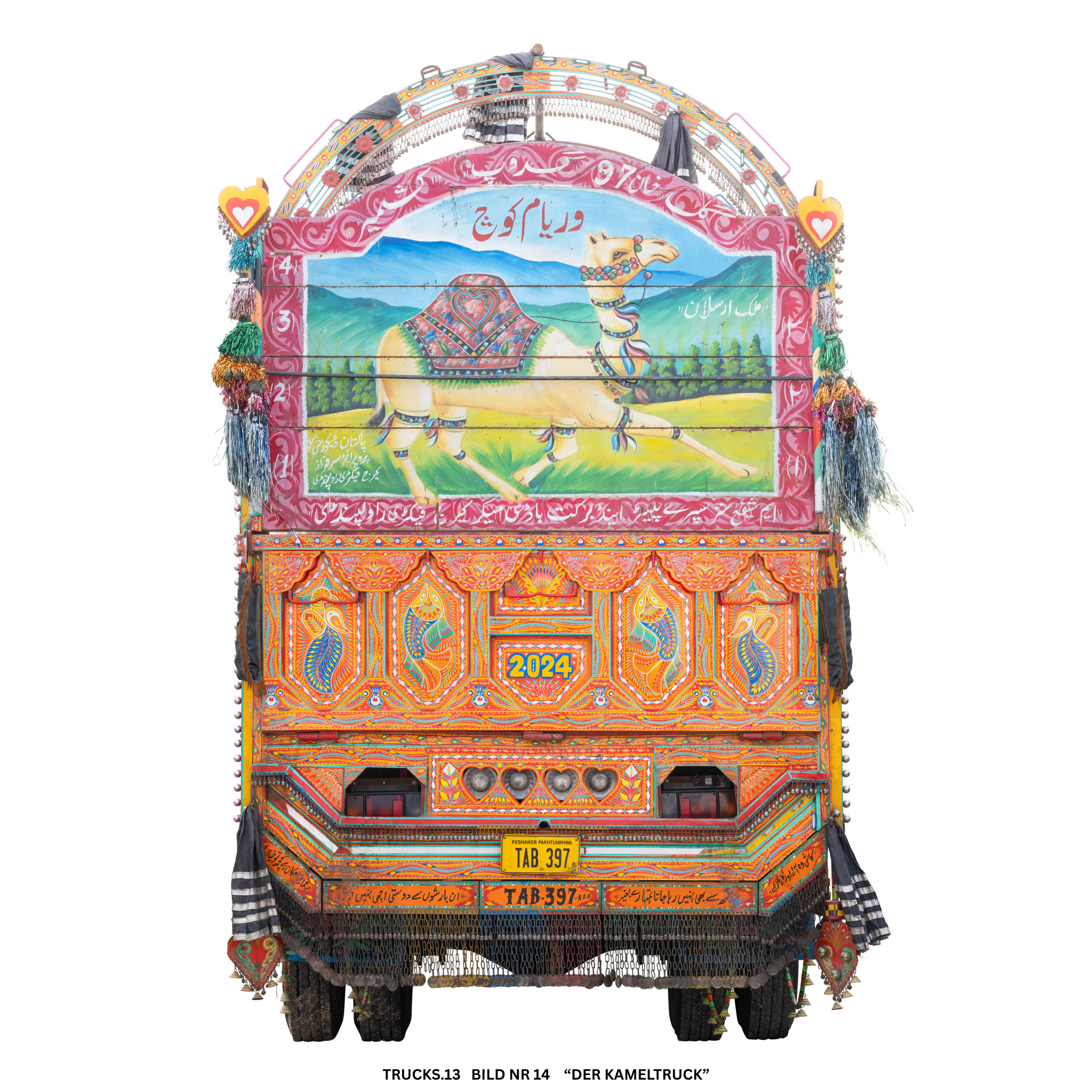 Ein kunstvoll bemalter, traditioneller Kamelwagen mit bunten Mustern, Hieroglyphen und Botschaften, verziert mit bunten Bändern und Fransen, auf einem weißen Hintergrund.