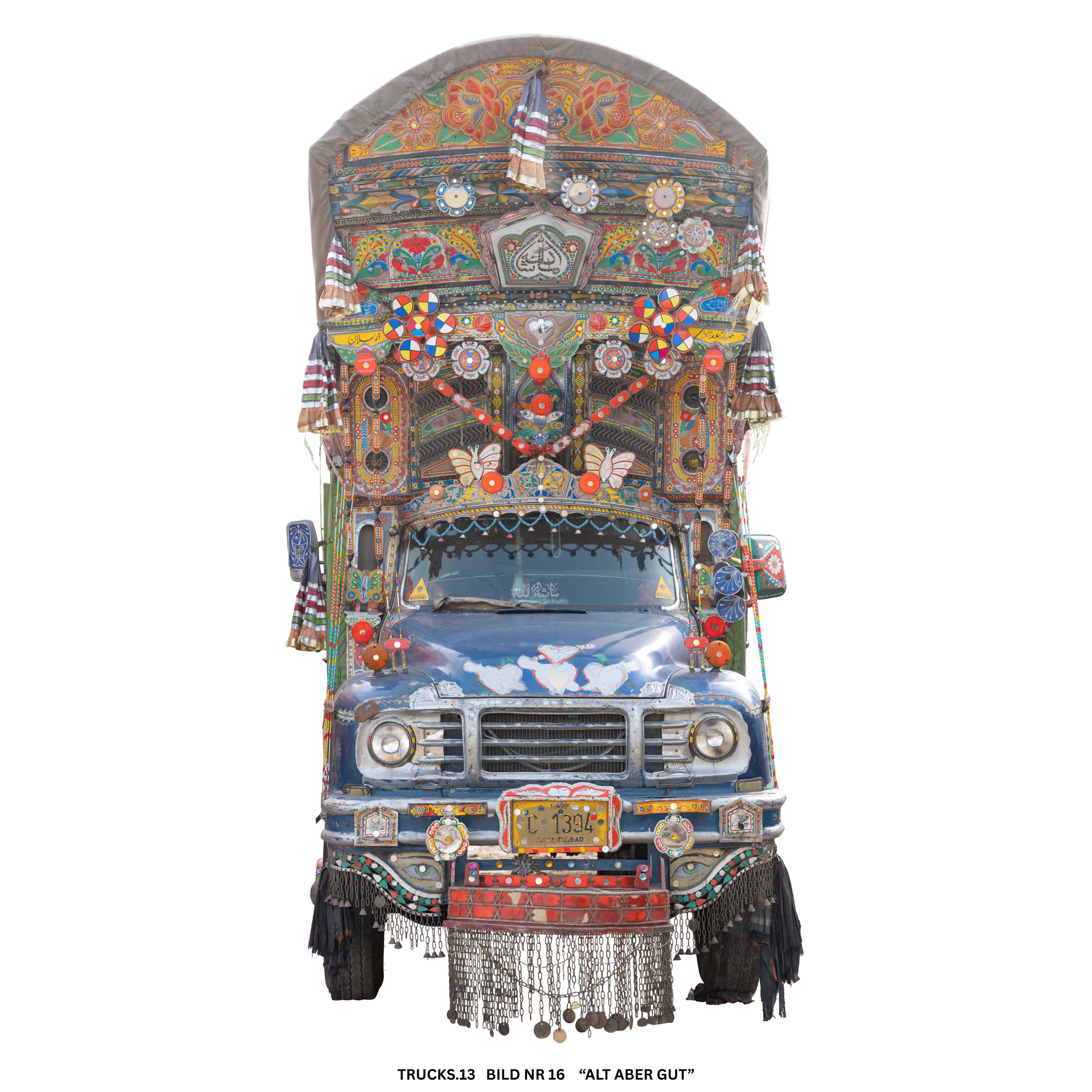 Ein bunt bemalter Lastwagen mit detaillierten traditionellen Mustern und Anhängseln, dekoriert mit verschiedenen Farben und ornamentalen Elementen.