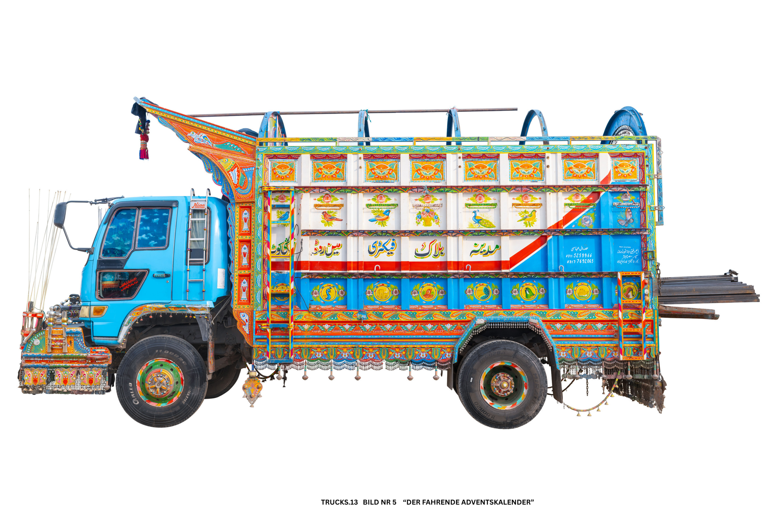 Ein bunt dekorierter Lastwagen mit traditionellen Mustern und Schriftzügen in Urdu. Der Himmel ist teilweise sichtbar. Das Fahrzeug ist wahrscheinlich für festliche oder kulturelle Zwecke genutzt.