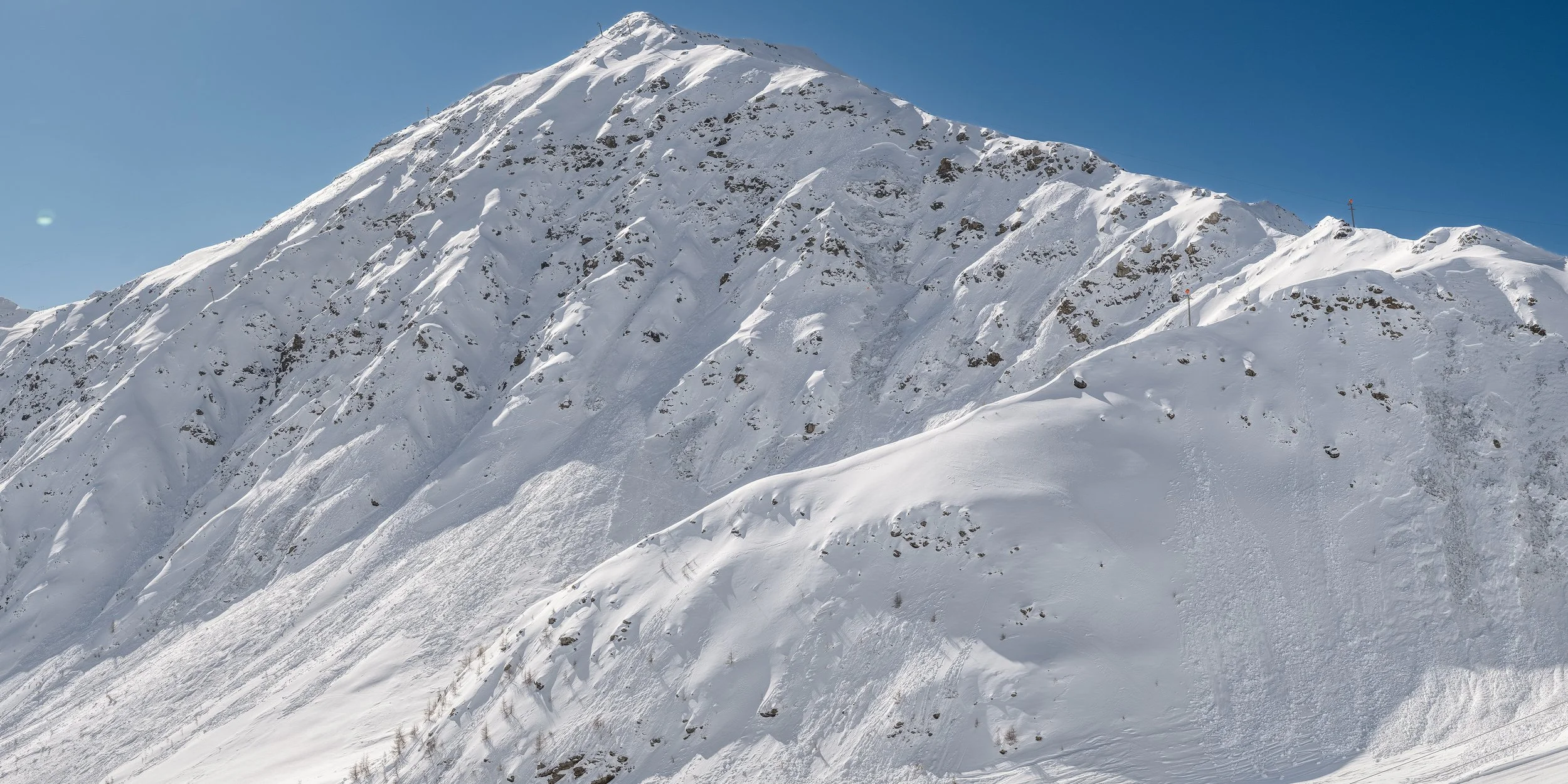 Schneebedeckter Berg mit klar blauem Himmel