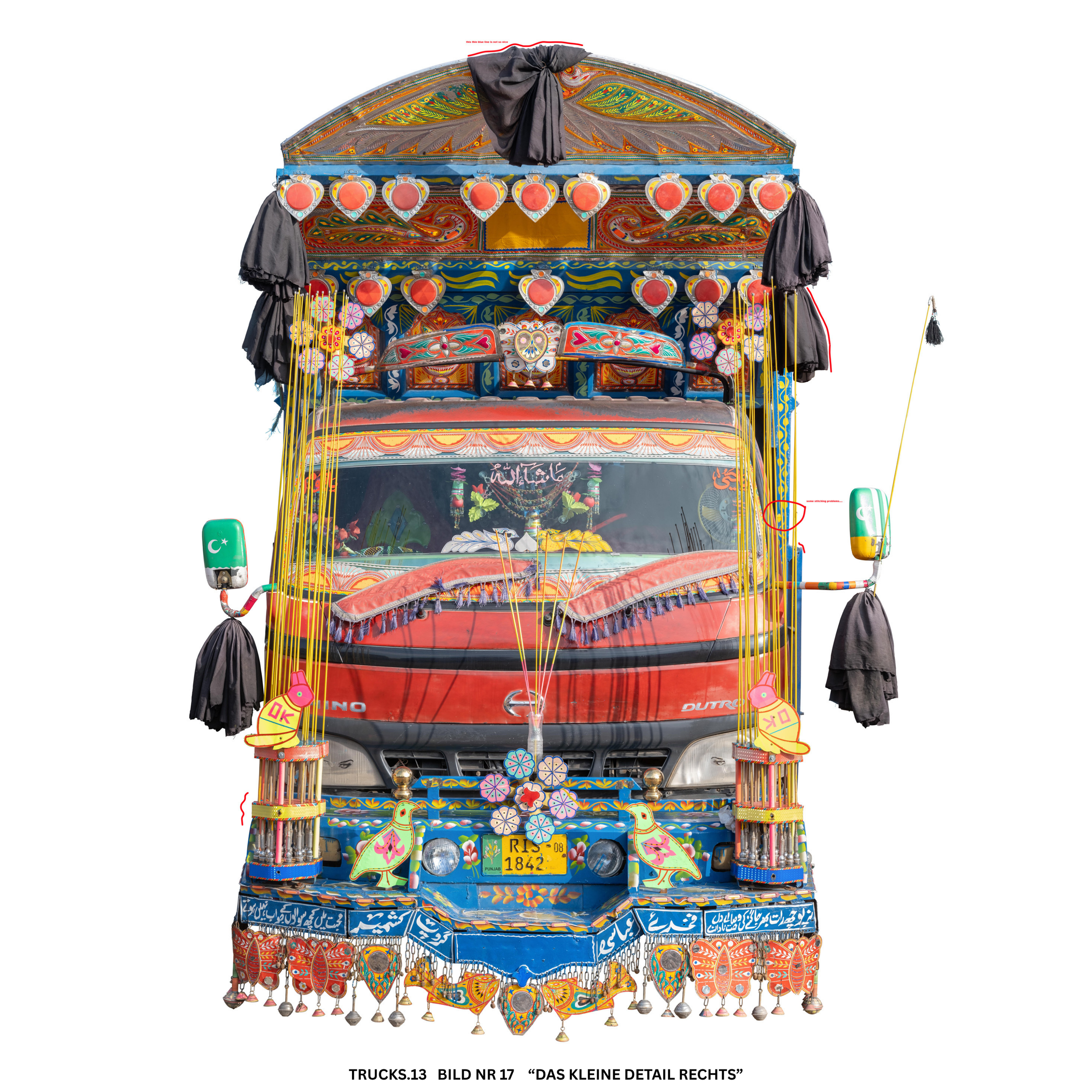 Ein bunt dekorierter Lastwagen mit traditionellen Mustern, bunten Lichtern und Stoffdekorationen, vermutlich aus Pakistan oder Indien. Der Wagen hat ein gelbes Nummernschild mit der Aufschrift 'RIS 1842'.