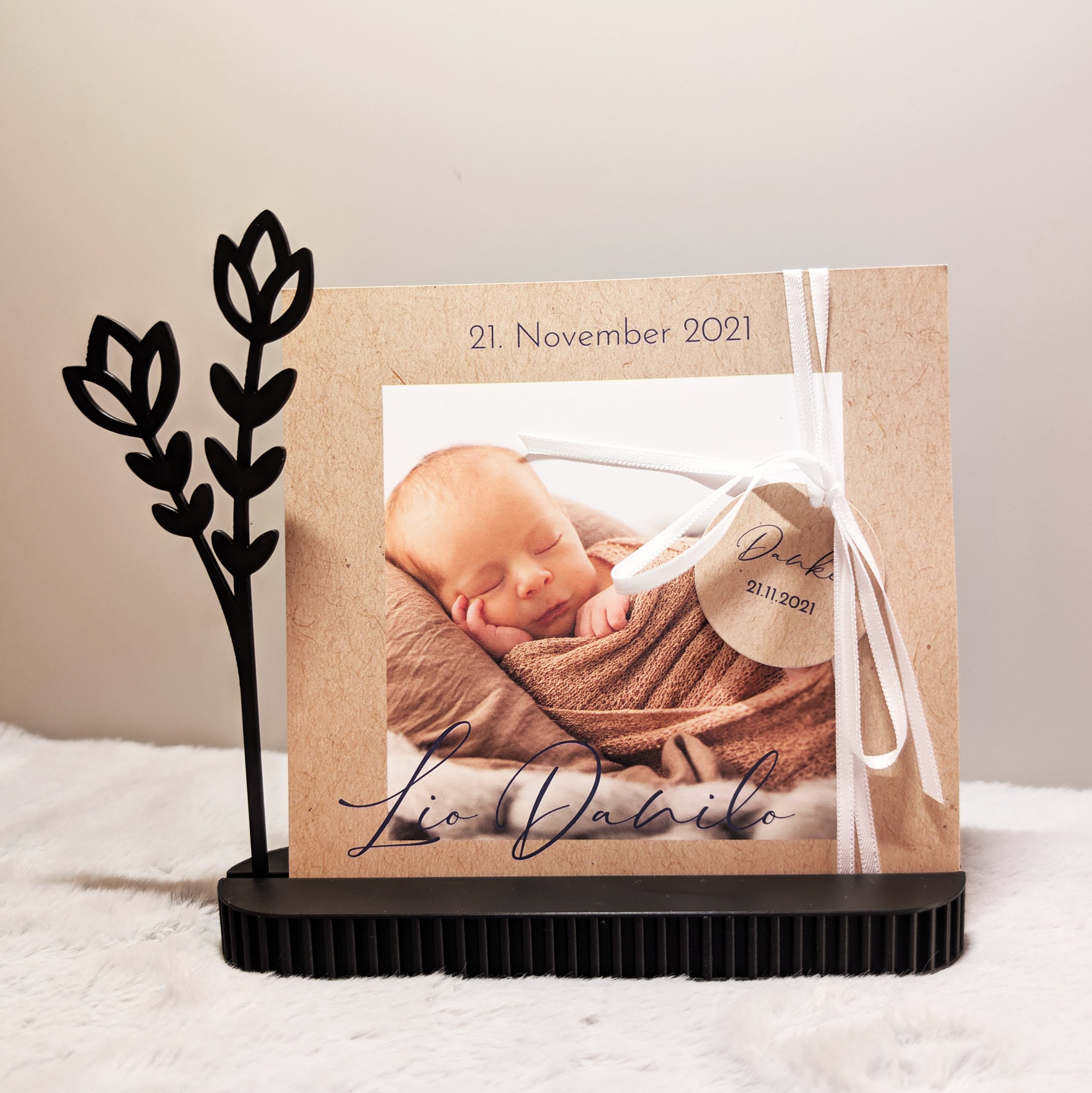 Moderner 3D-gedruckter Kartenhalter aus schwarzem PLA mit floralen Elementen, passend für Einladungen und kleine Prints.