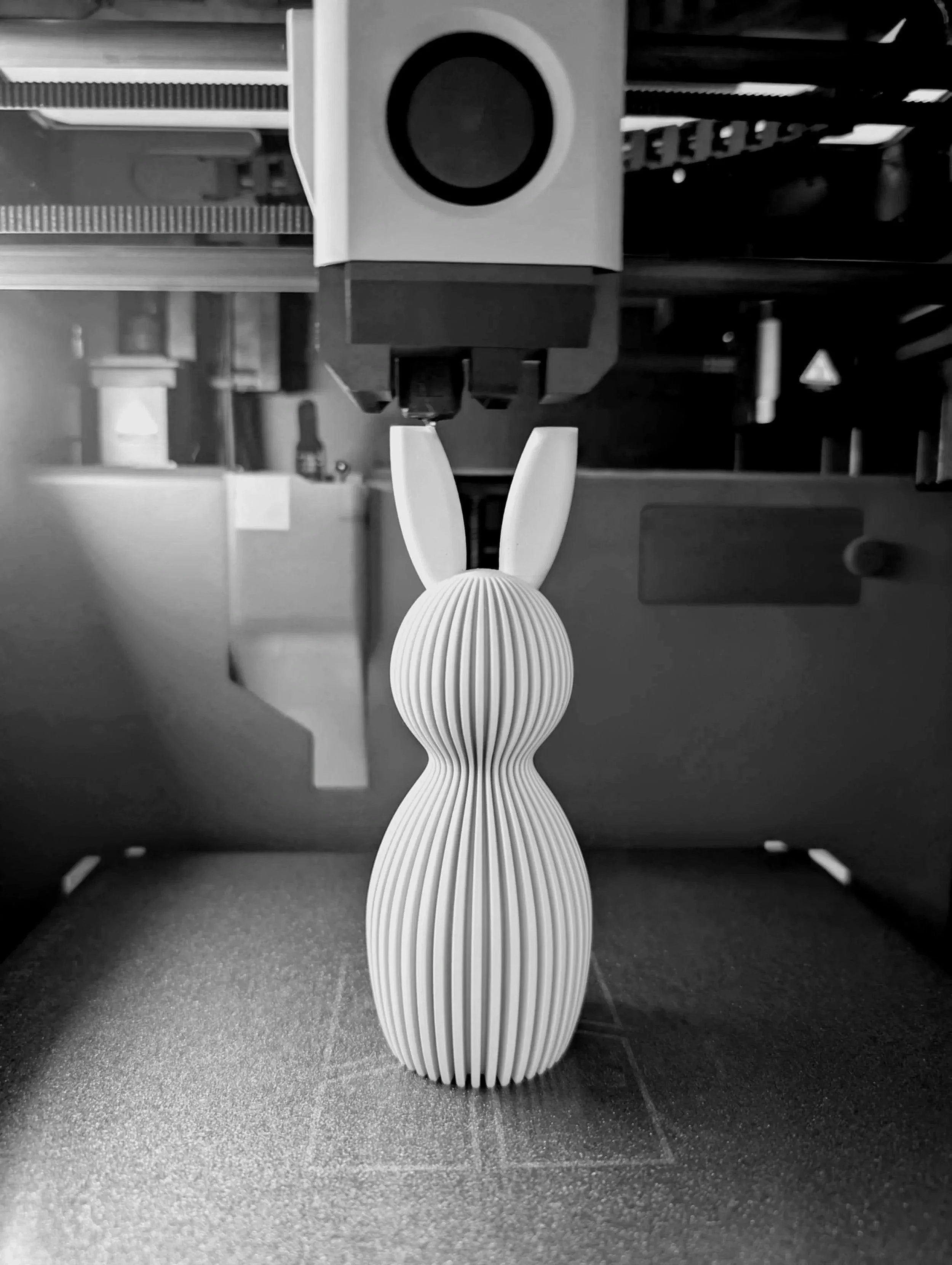Diana´s Atelier – 3D-Druck eines Hasen stehend in der 3D-Druckmaschine.