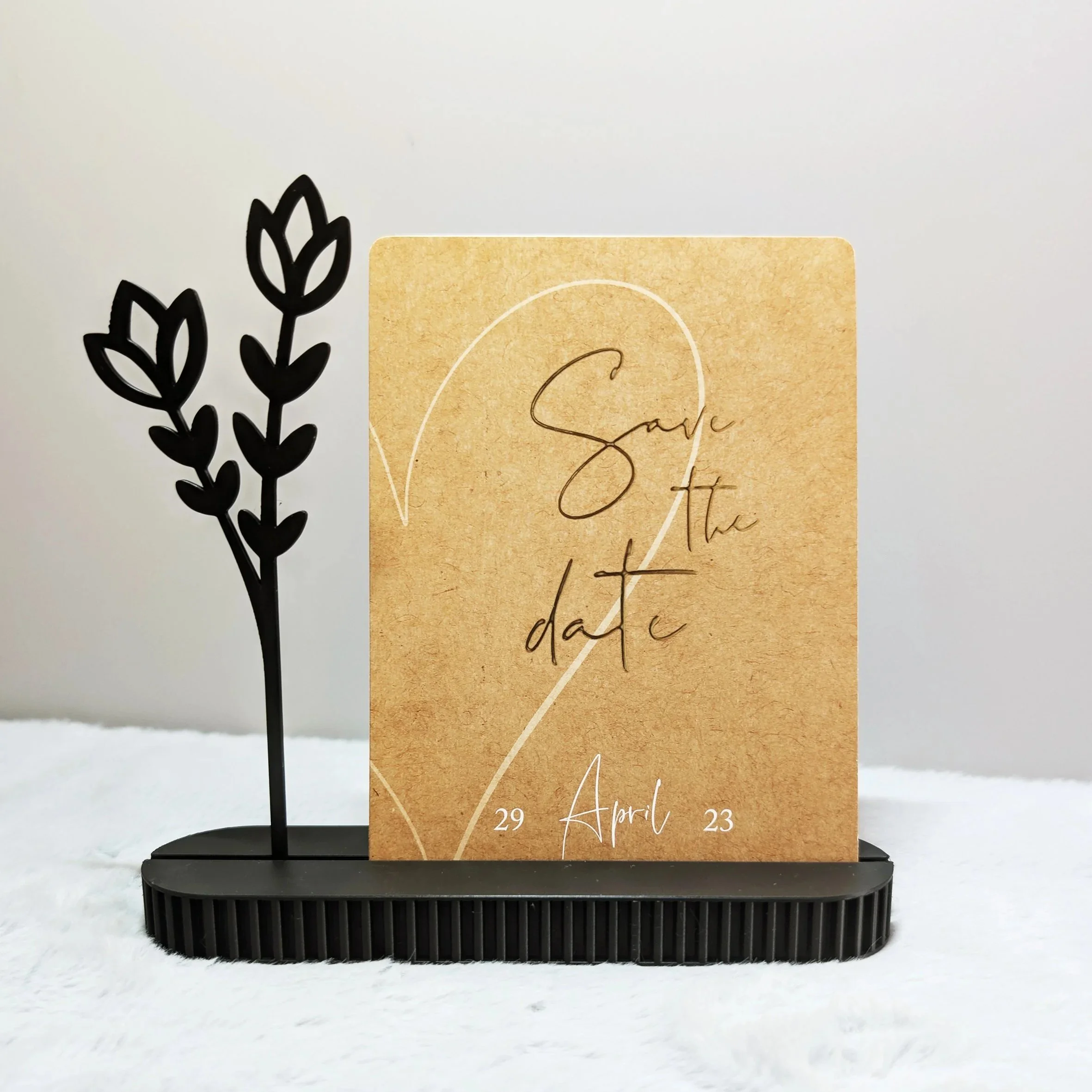Diana´s Atelier – 3D-Druck-Kartenständer – Hochzeitskarte mit Text 'Save the date'