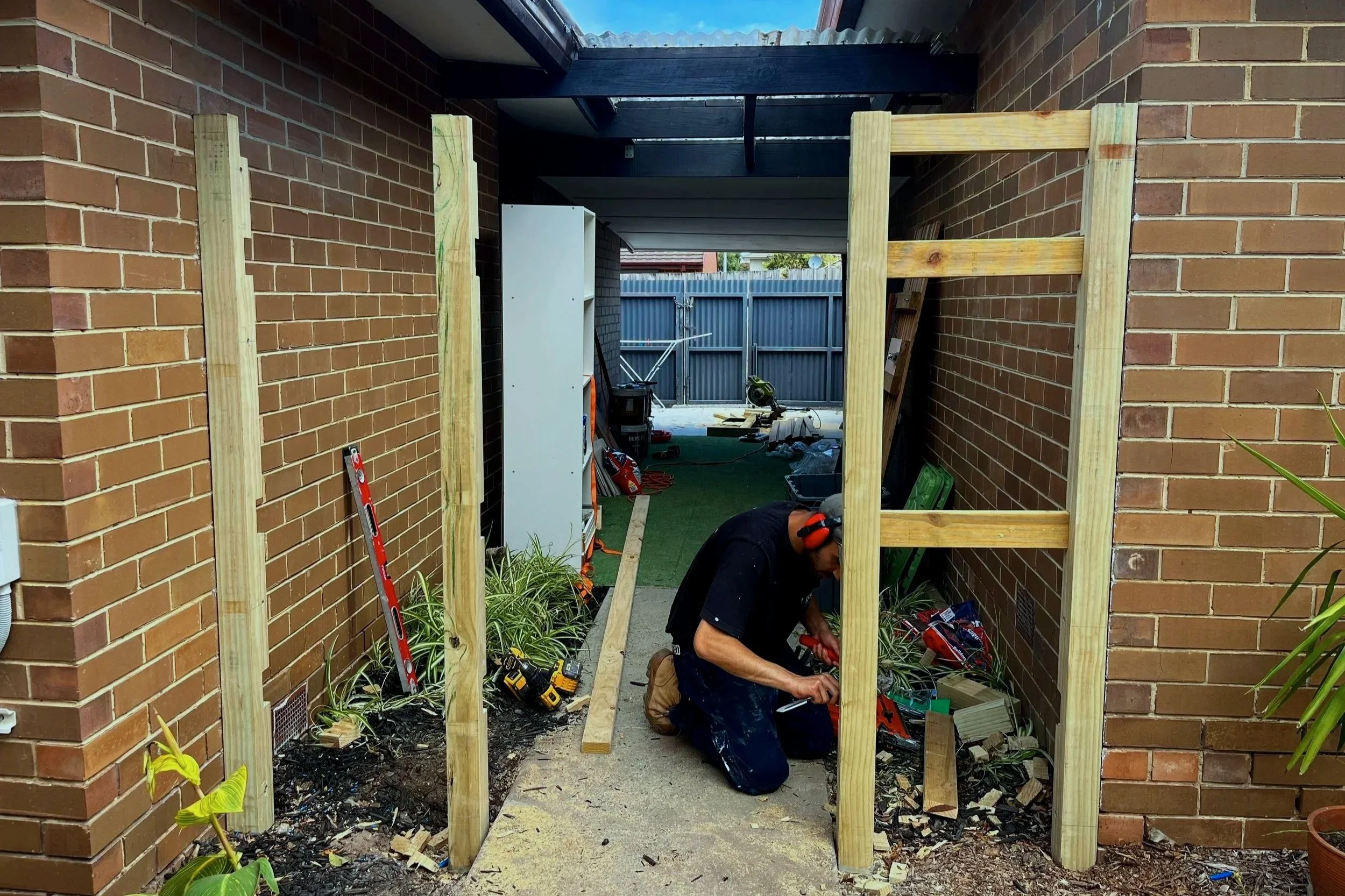Oranssi carpenter using bench saw