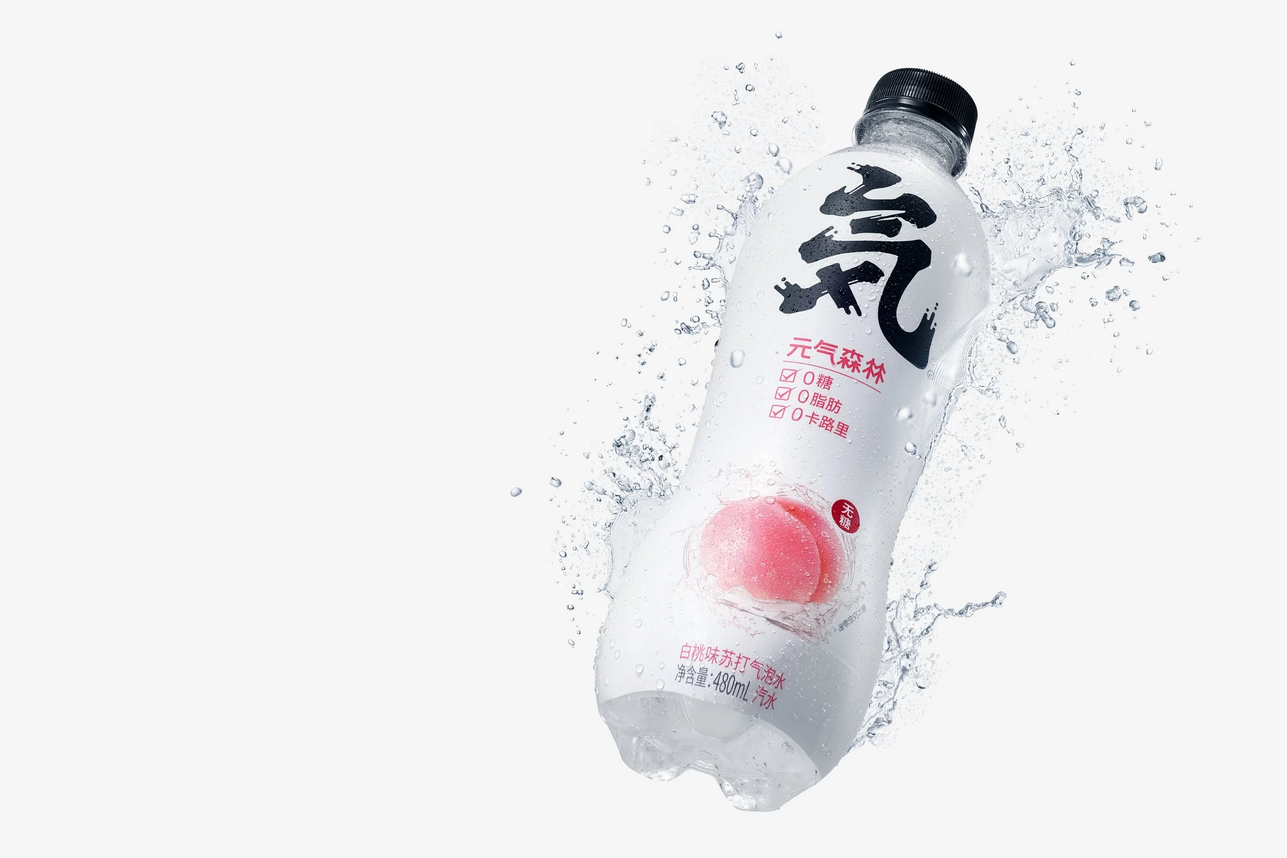 A plastic bottle of a peach-flavored beverage with Chinese text on the label, surrounded by splashing water.