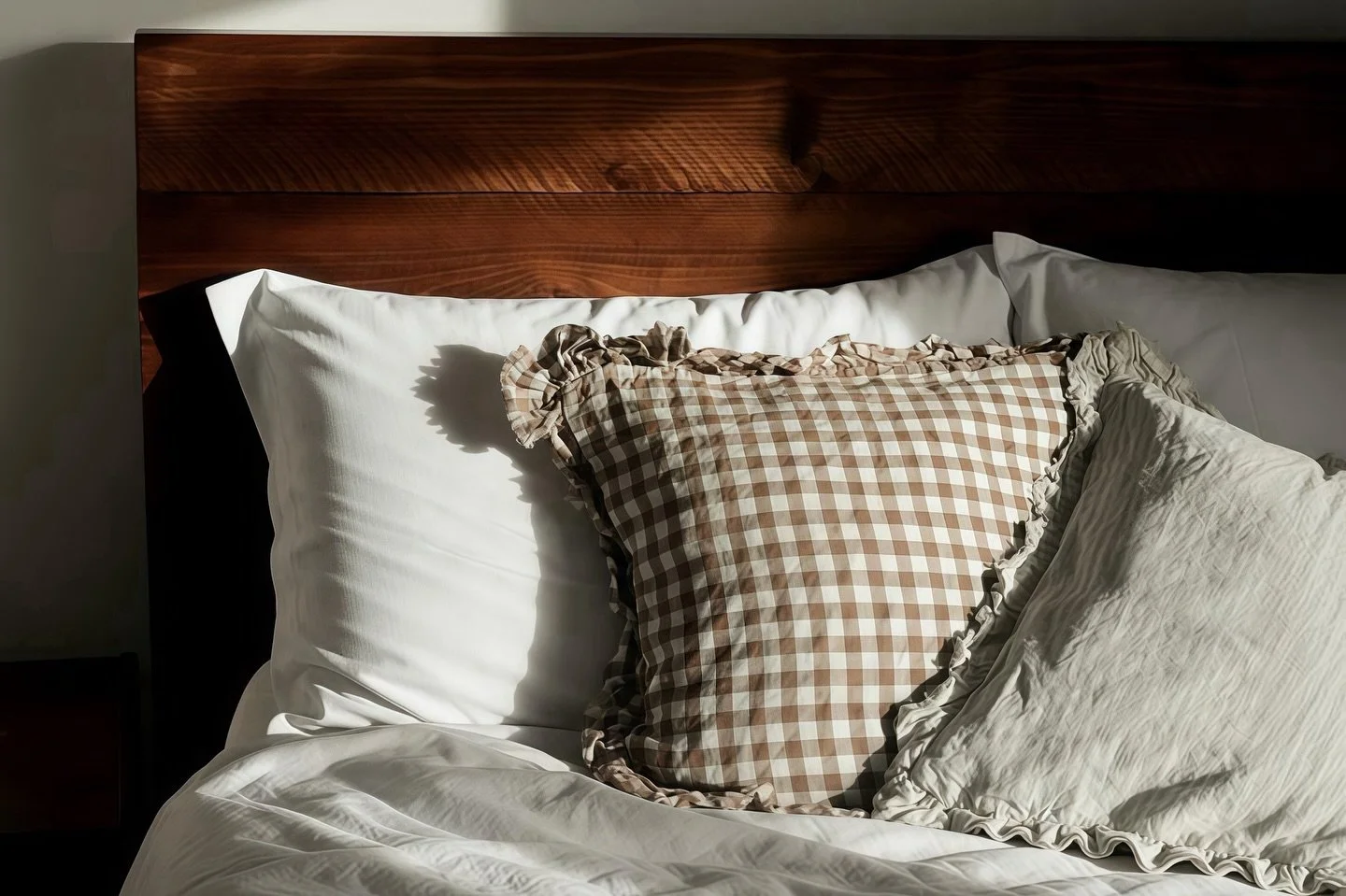 Winter sun shining through on these cozy natural linen and cotton blend cushions 🍂

#home #homestyle #homedecor #cozystyle #bedroom
