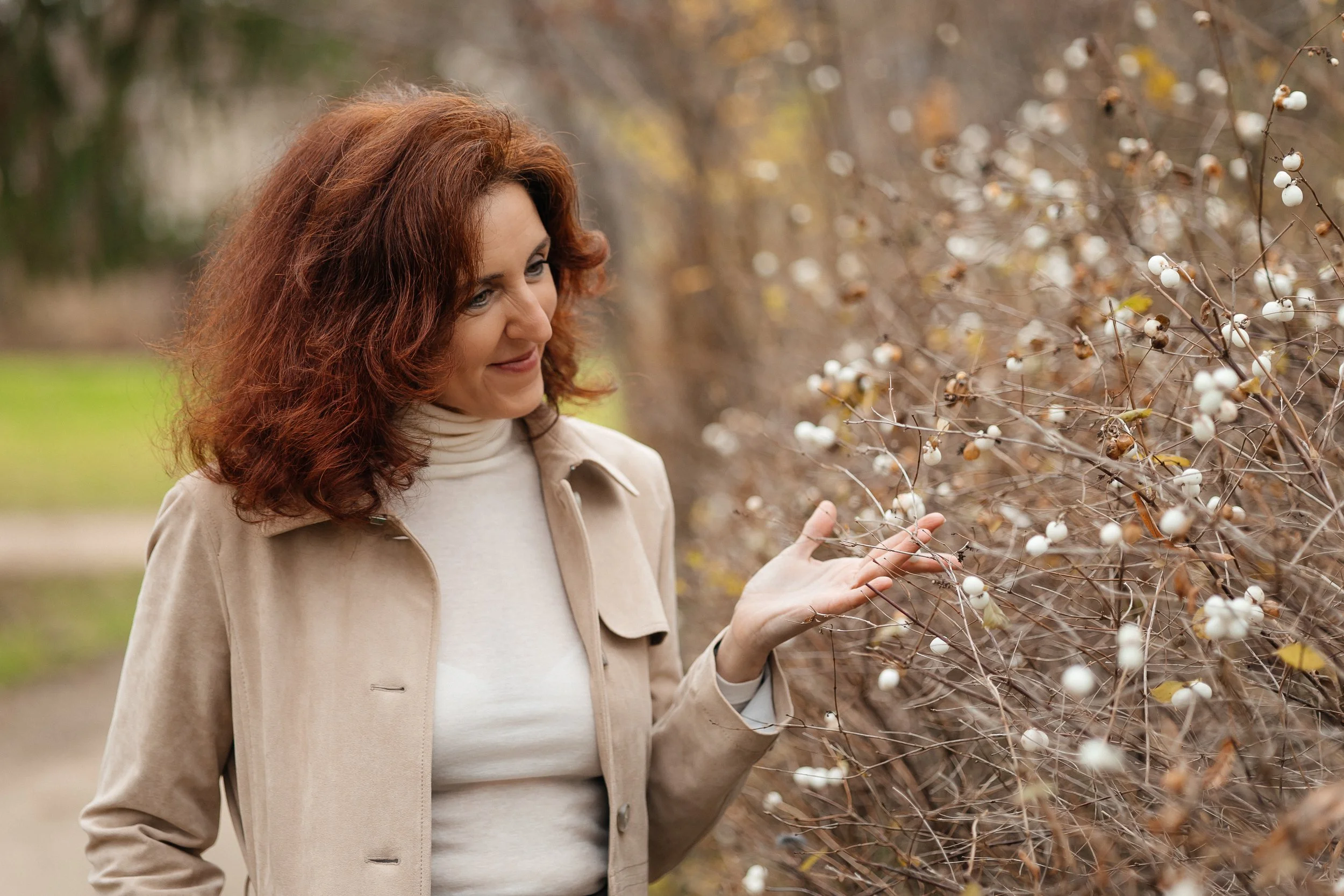 Carmen Klein-Recktenwald - freie Rednerin - mit blühendem Strauch