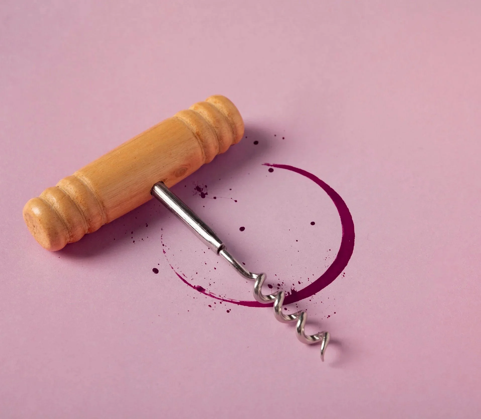 Vinopptrekker og merke etter rødvinsflaske