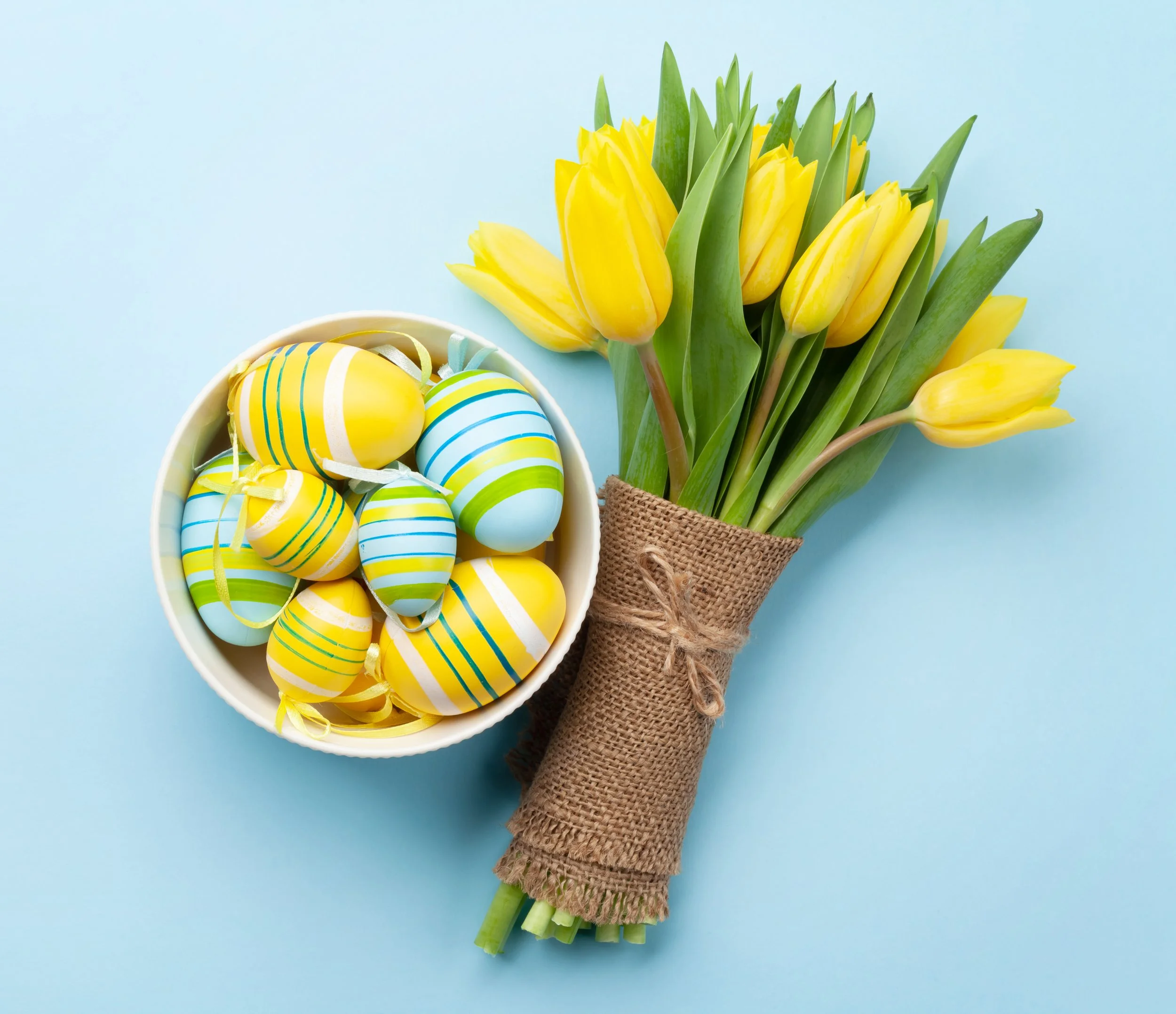 Påsken på Kolsås. Gule tulipaner og påskeeggegg