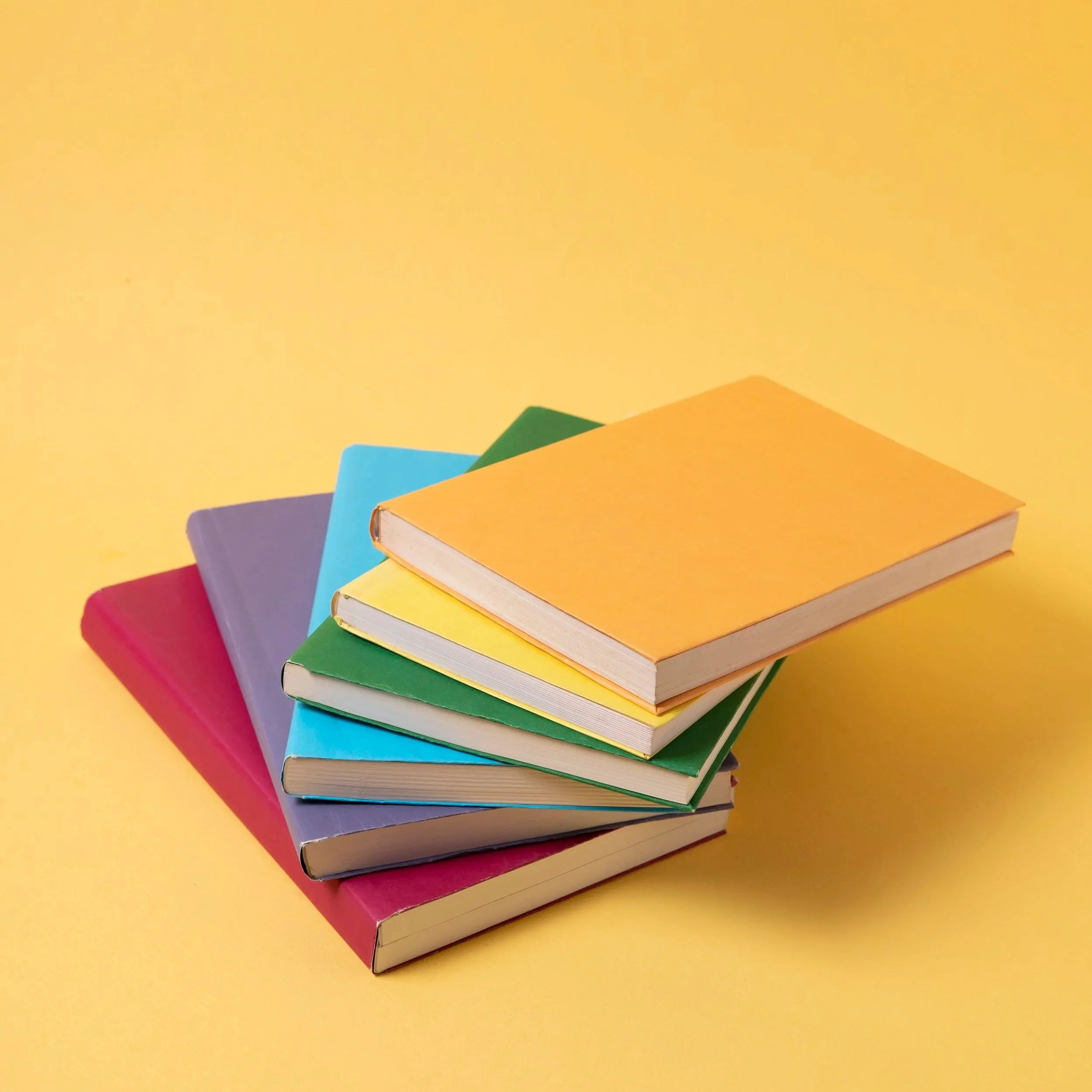 Stabel med bøker i ulike farger