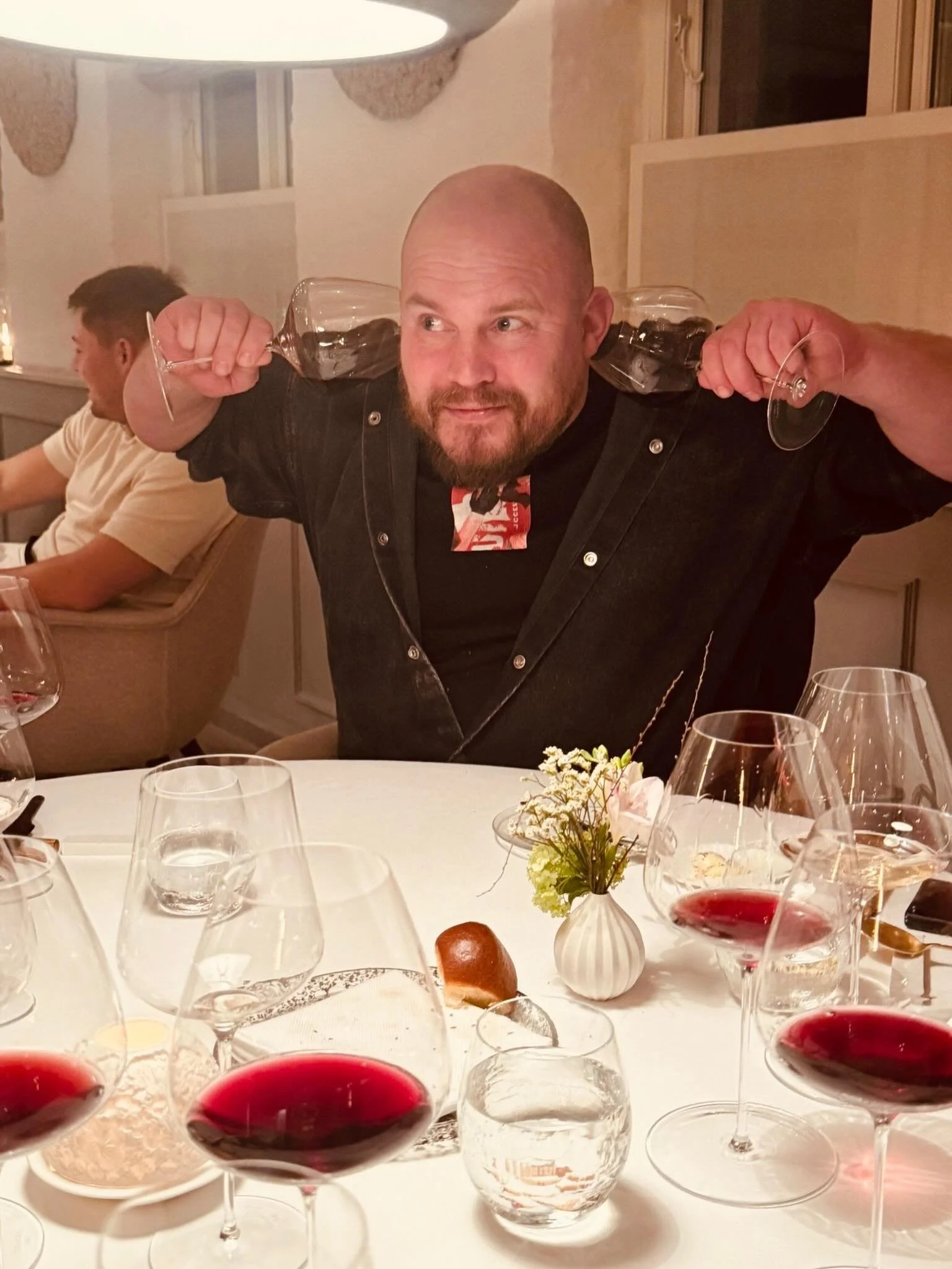 Vi v&auml;lkomnar Sk&aring;nes egna wine man army aka @champagneweathers fr&aring;n @winescout.se att ta &ouml;ver v&aring;ra vinlistor den 27/5.
B&aring;de glaslistan och flasklistan blir f&ouml;r en kv&auml;ll helt exklusivt kurerade av Jim. 
Ett r