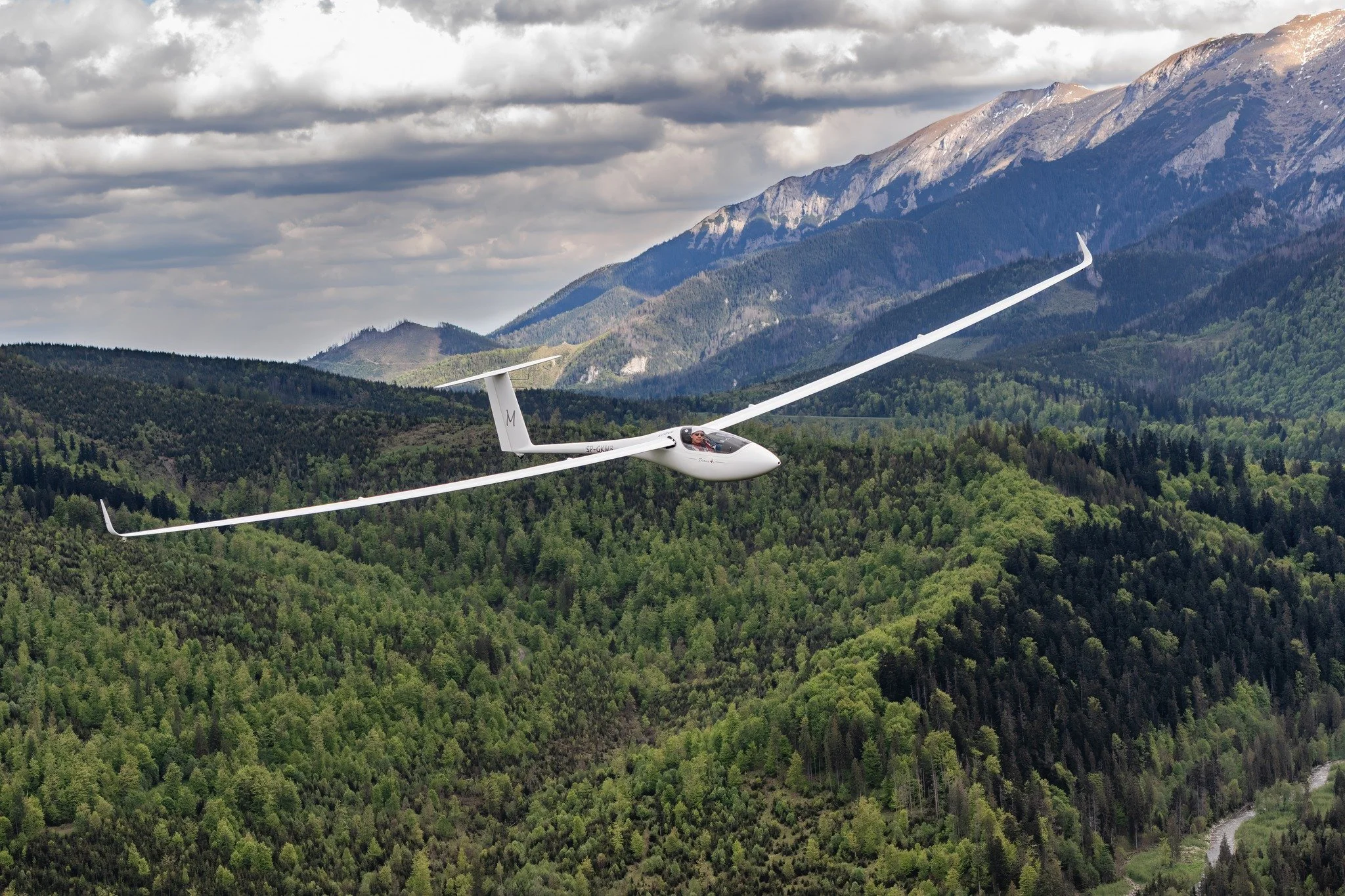 Diana 4 über den Beskiden. Wald und Berge im Hintergrund