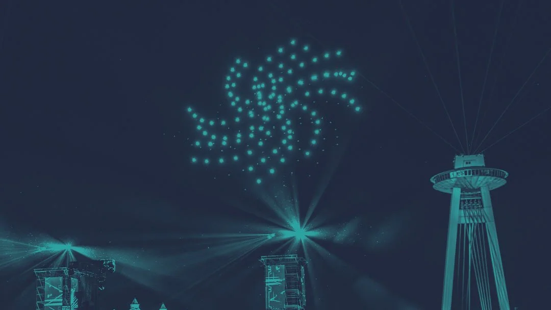 Foto einer Drohnen Lightshow. Die Drohnen formen einen Stern