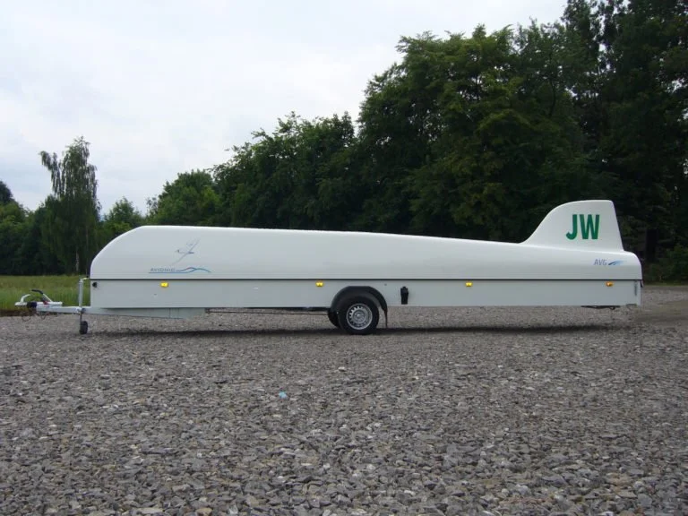 foto eines diana anhängers für diana segelflugzeuge. er steht auf asphalt