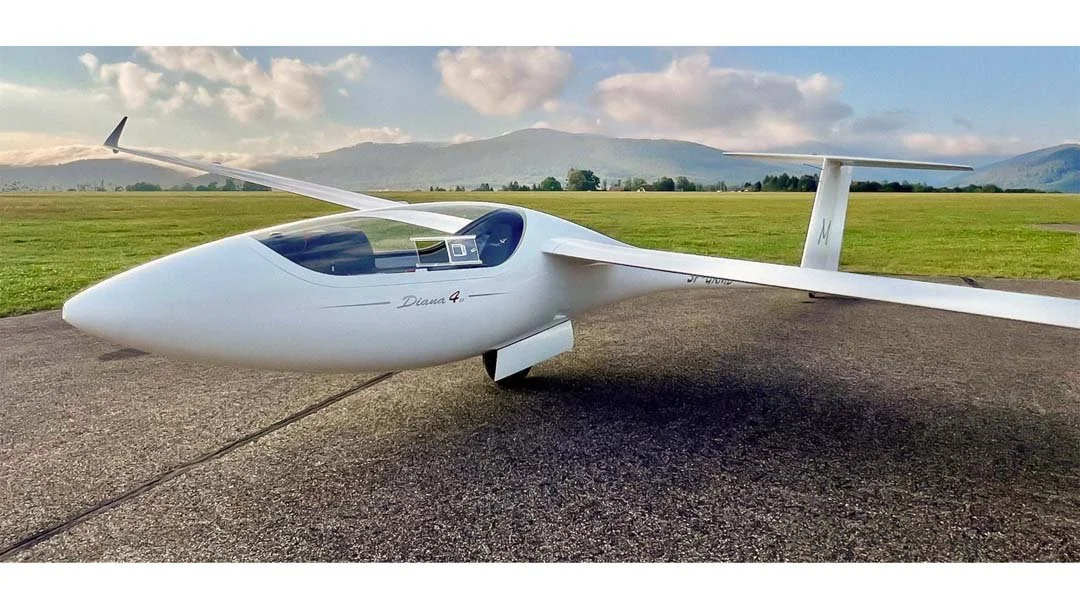 Foto eines Diana 4 Segelflugzeugs. Es steht auf der Landebahn