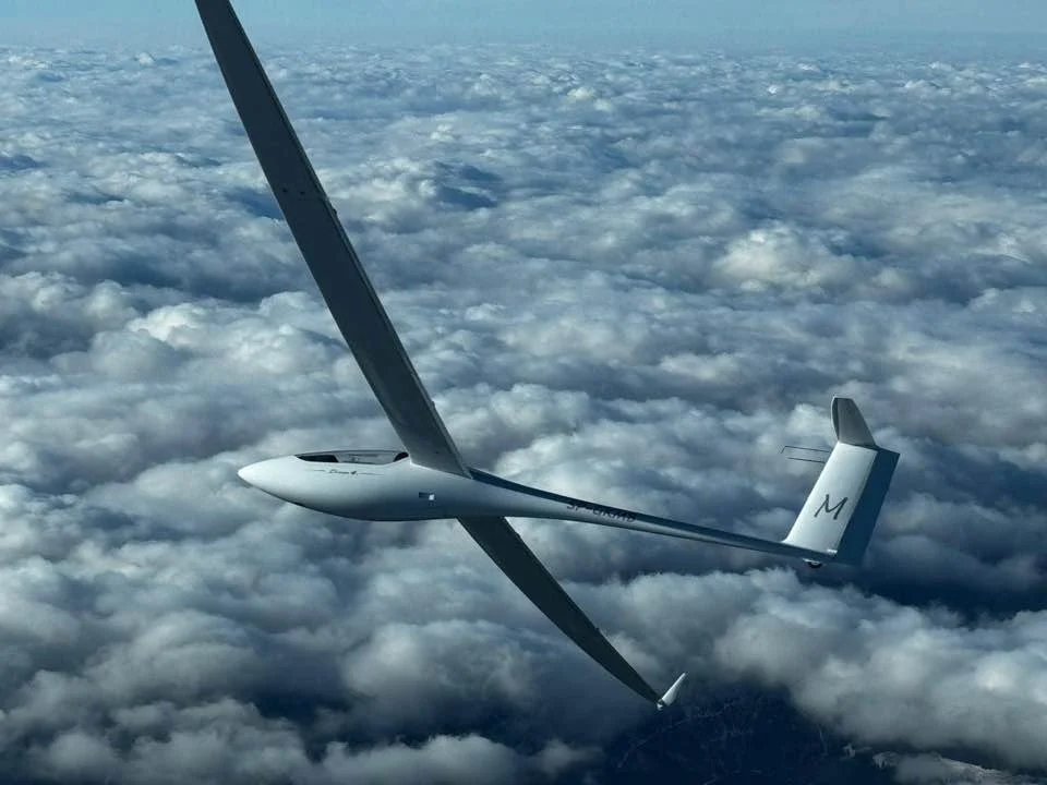 Foto eines Diana 4 Segelflugzeugs über den Wolken