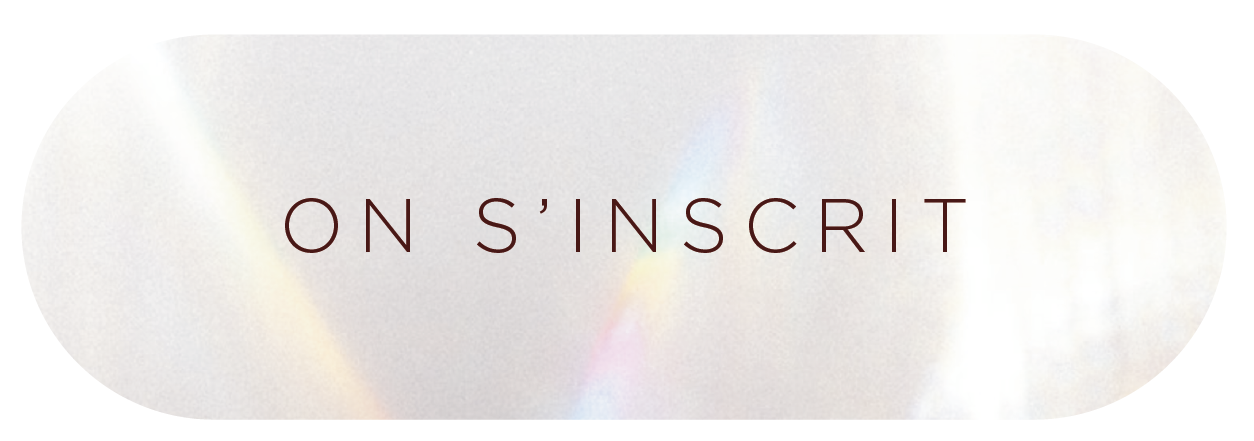 Bouton avec texte « ON S'INSCRIT » écrit en majuscules, en français sur un fond de couleur nacré de forme rectangulaire et aux angles arrondis