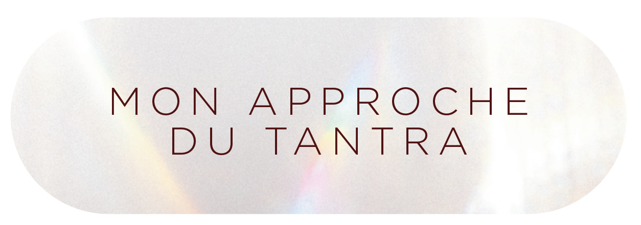 Bouton avec texte disant "Mon approche du tantra" avec un fond nacré aux couleurs pastel.
