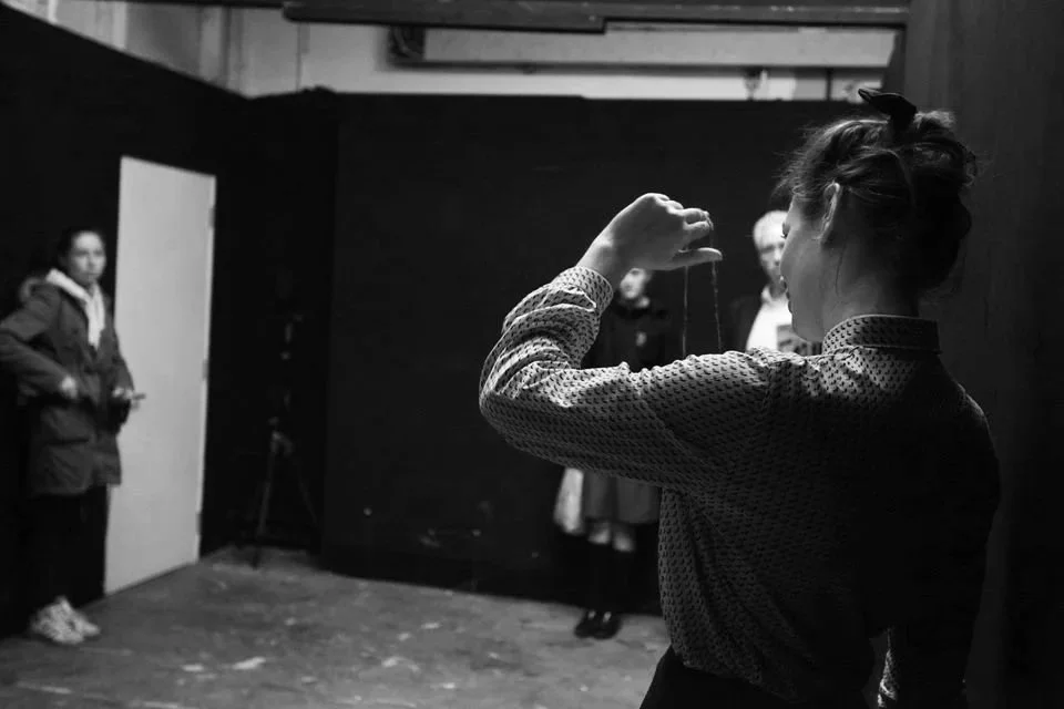 Alice Alma durant sa performance The Web au NCAD, à Dublin en 2025