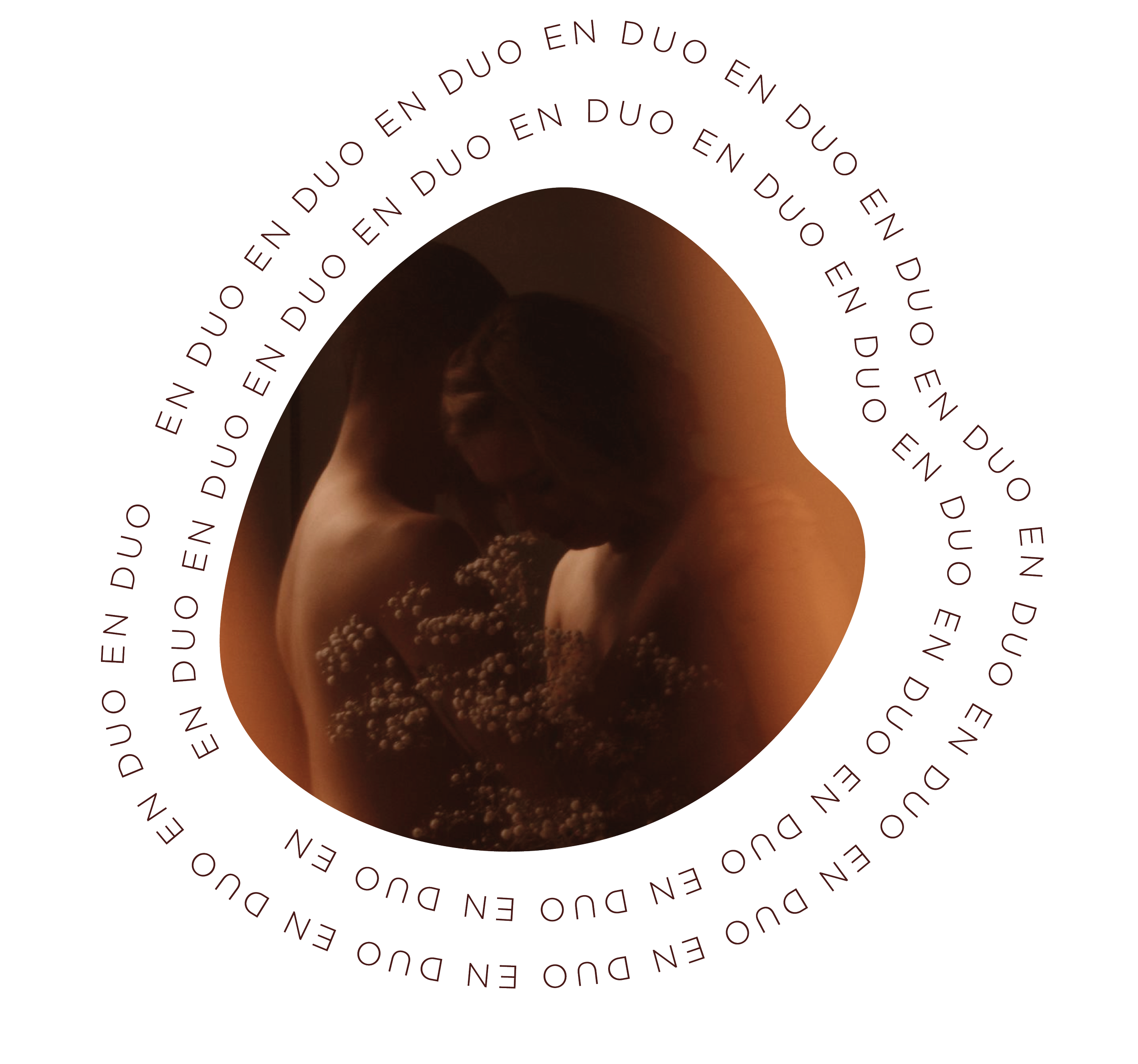 Une photo artistique de deux personnes nus, se touchant et partageant un moment intime, entourée d'un texte répété en boucle : 'EN DUO'.