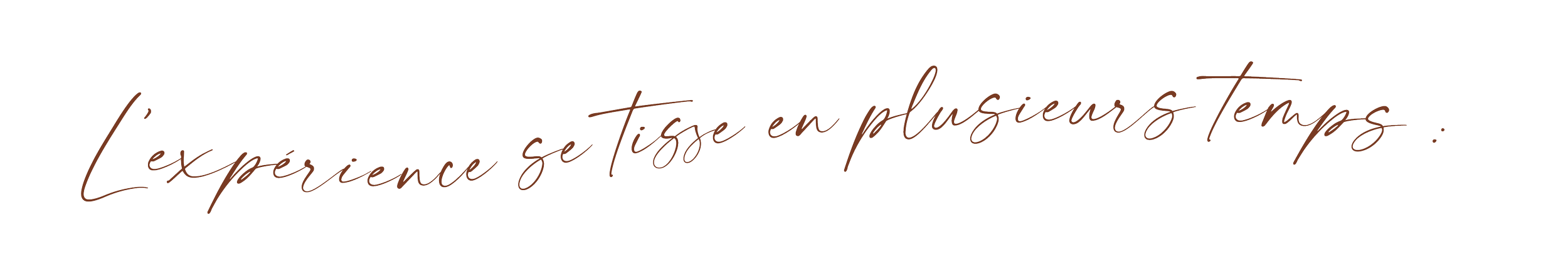 Texte en français, en police manuscrite : "L'expérience se tisse en plusieurs temps" sur un fond blanc.