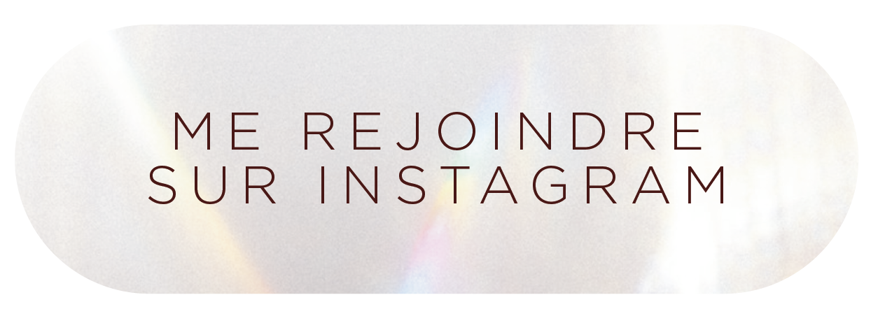 Bouton avec texte « ME REJOINDRE SUR INSTAGRAM » écrit en majuscules, en français sur un fond de couleur nacré de forme rectangulaire et aux angles arrondis