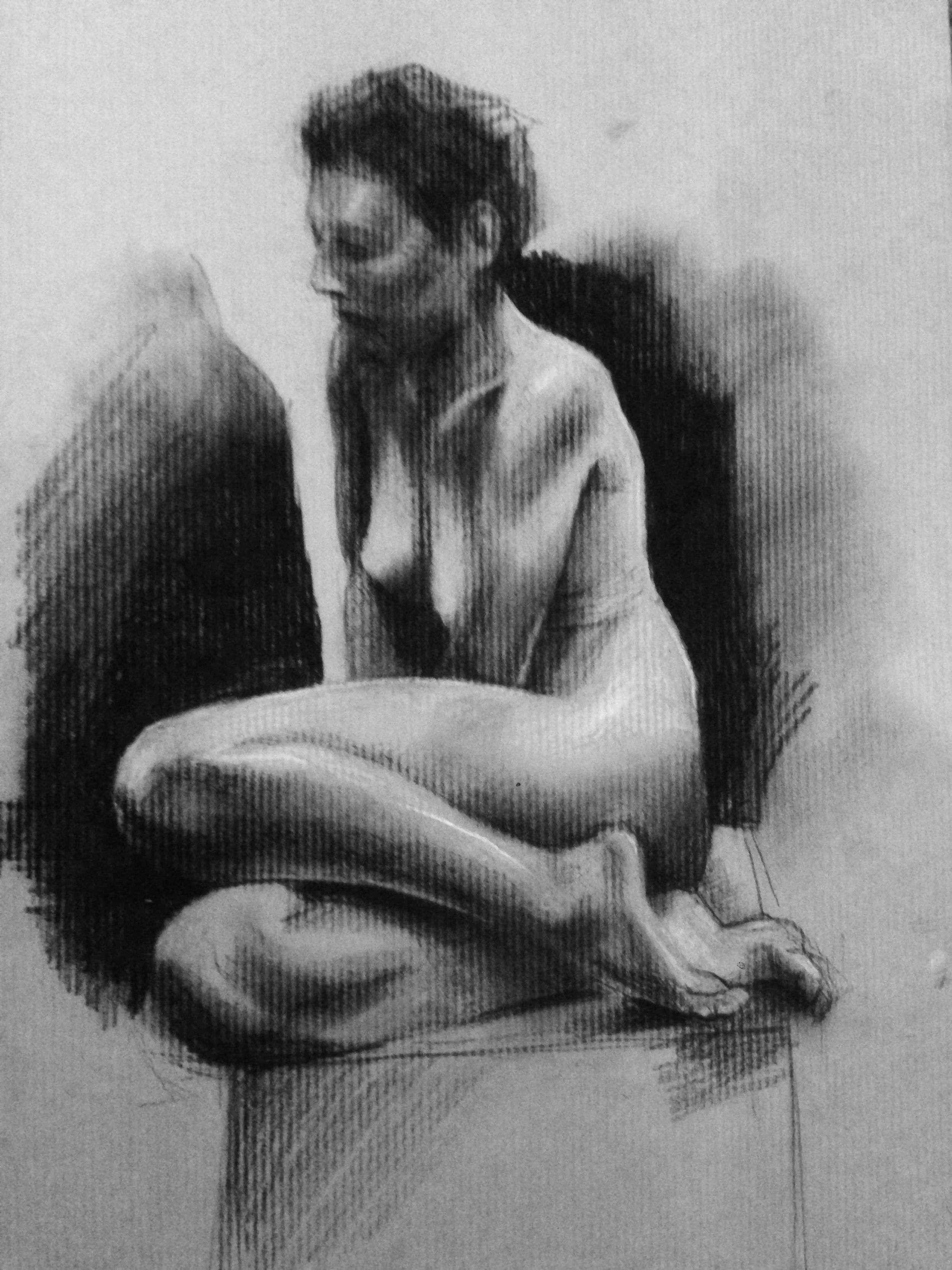 Esquisse au fusain d'Alice dans une pose sur un cube, légèrement déhanchée