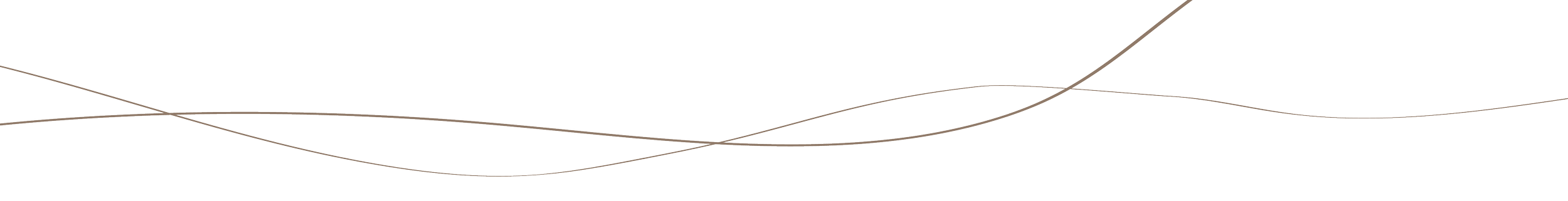 Cette image montre un espace de conférence avec un écran, un projecteur, et une personne qui parle à un micro sur scène, avec un public en face.