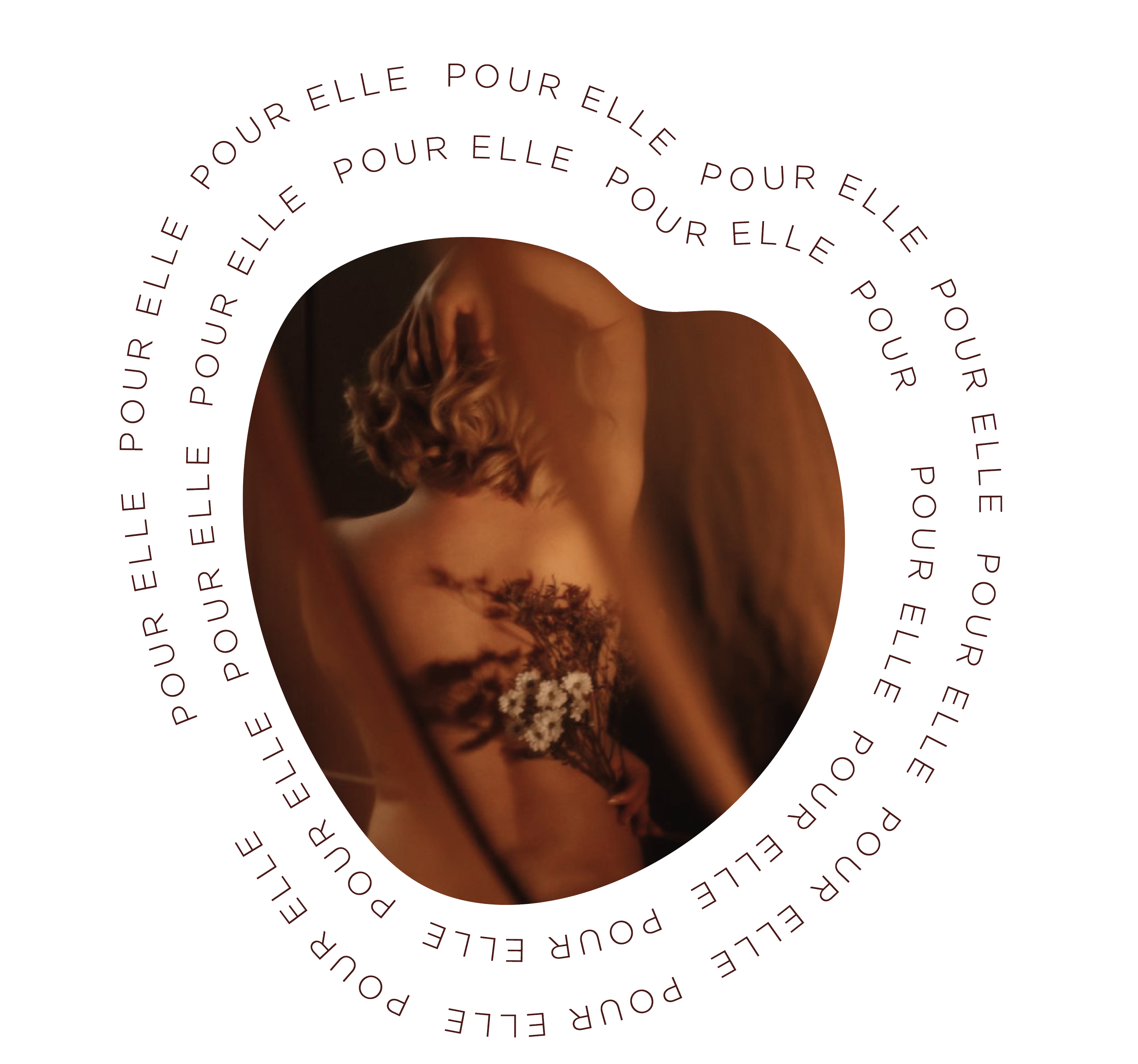 Une photographie artistique d'une femme nue tenant un bouquet de fleurs, entourée d'un texte en boucle disant 'POUR ELLE' en français, avec un fond noir et un cadrage en forme de cœur.